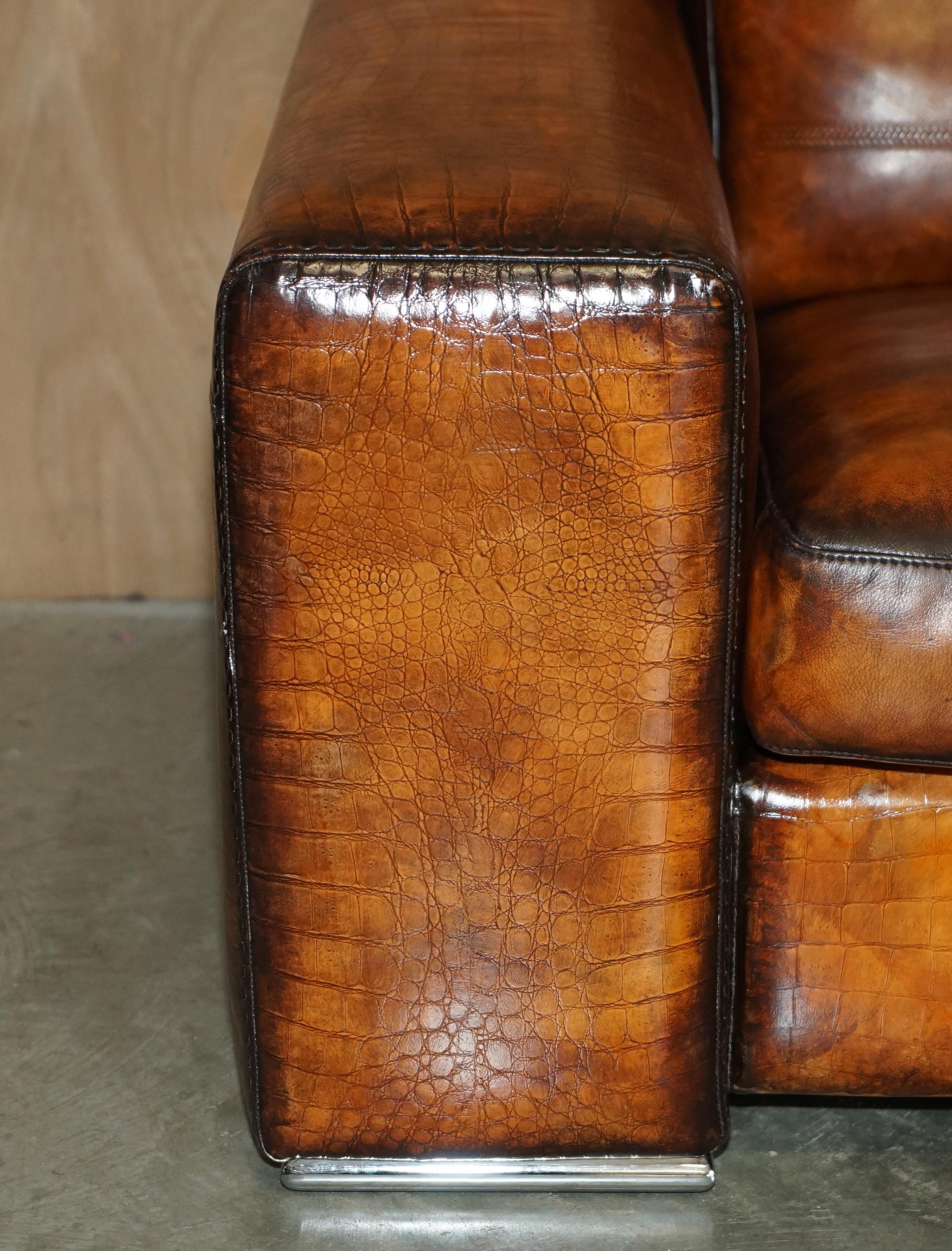 1 DES 2 SOFA UNIQUES ÉMBOSÉES FENDI CROCODiLE ALLIGATOR LEATHER PATINA HAND DYED en vente 1