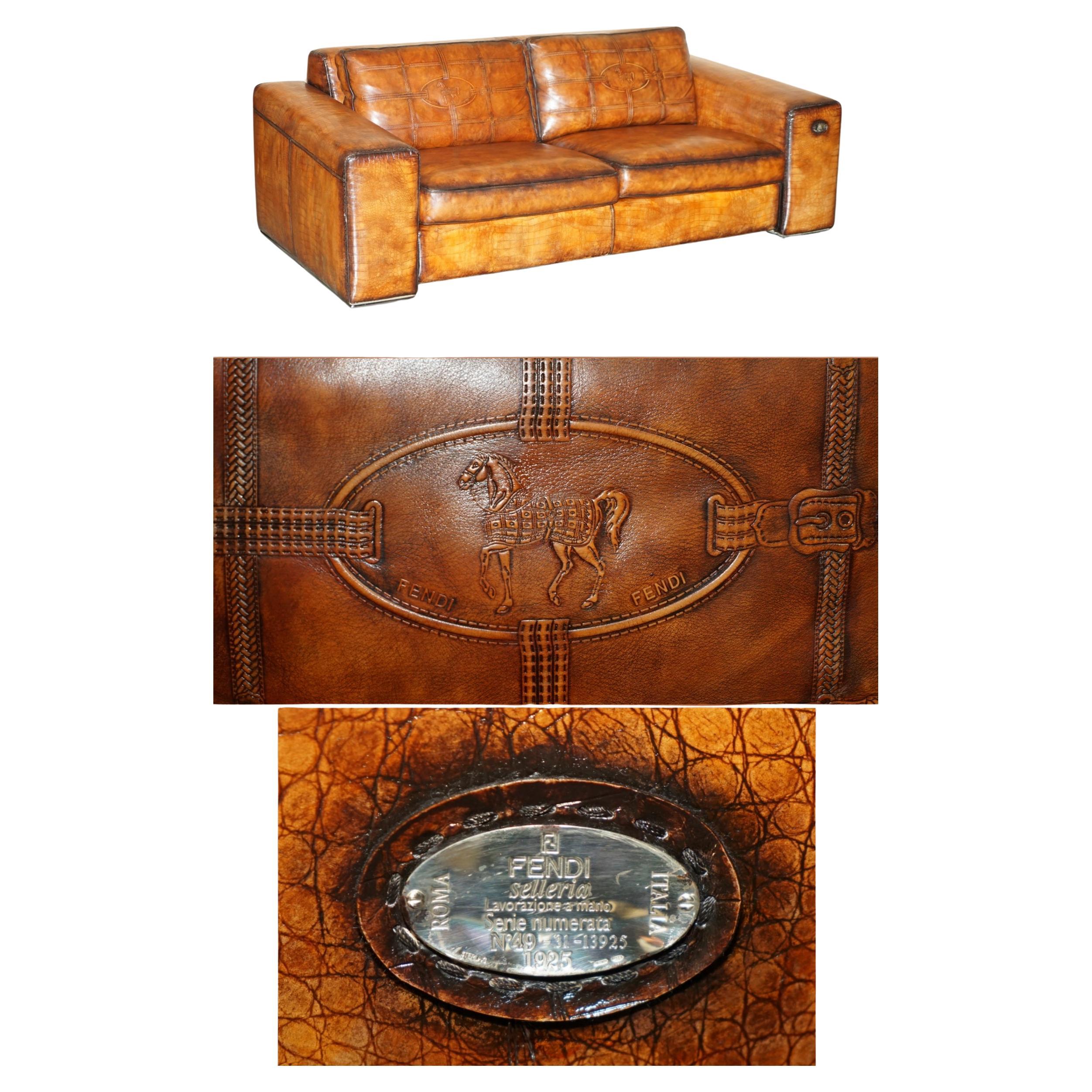 1 DES 2 SOFA UNIQUES ÉMBOSÉES FENDI CROCODiLE ALLIGATOR LEATHER PATINA HAND DYED en vente