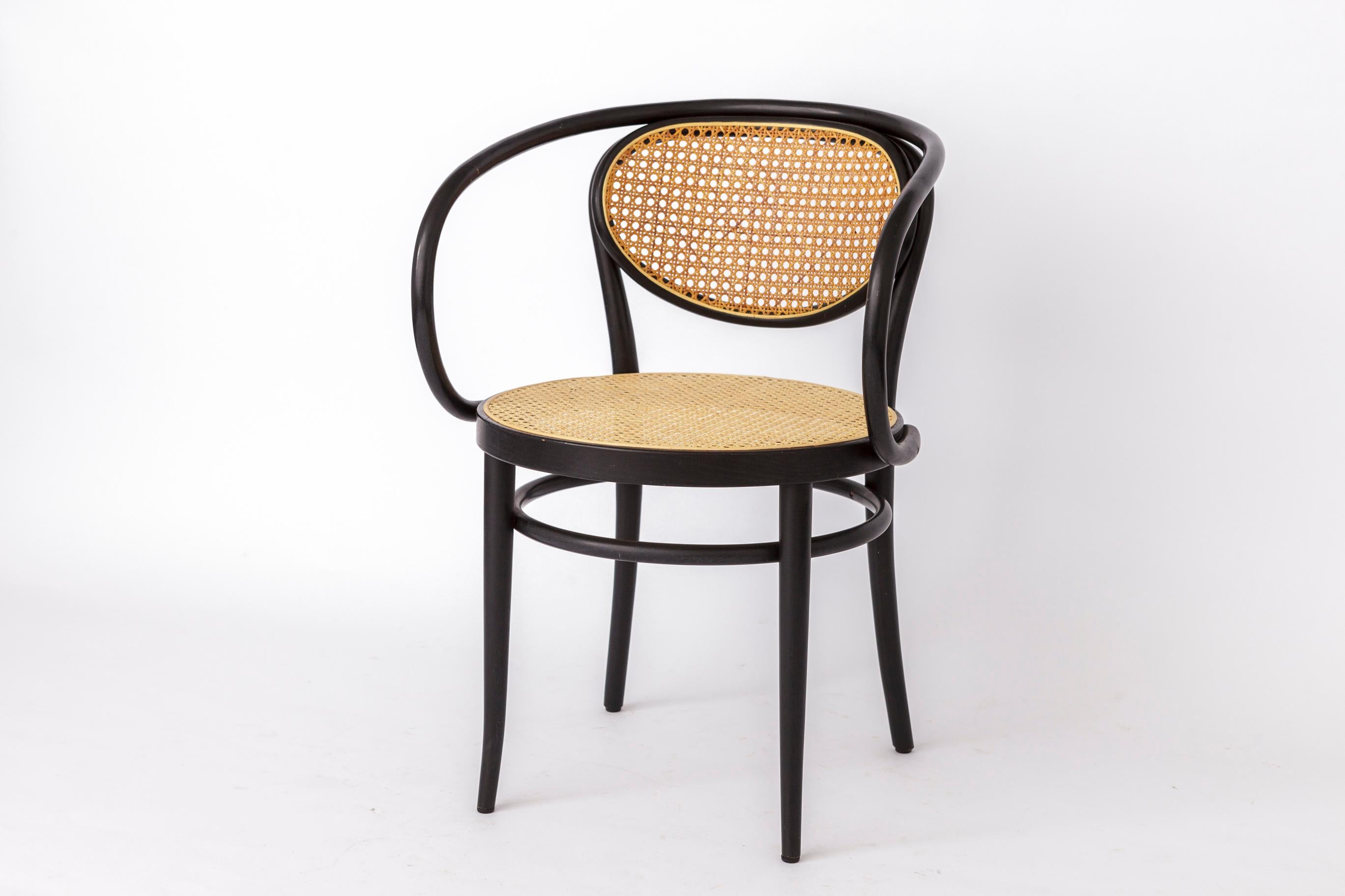 Fauteuil Thonet unique, modèle 210 R (1 de 2)
Conçu pour la première fois vers 1900, produit dans les années 1980-1990

Le prix affiché est pour une chaise. Deux chaises au total sont disponibles. 

Ce superbe fauteuil en bois de hêtre robuste laqué