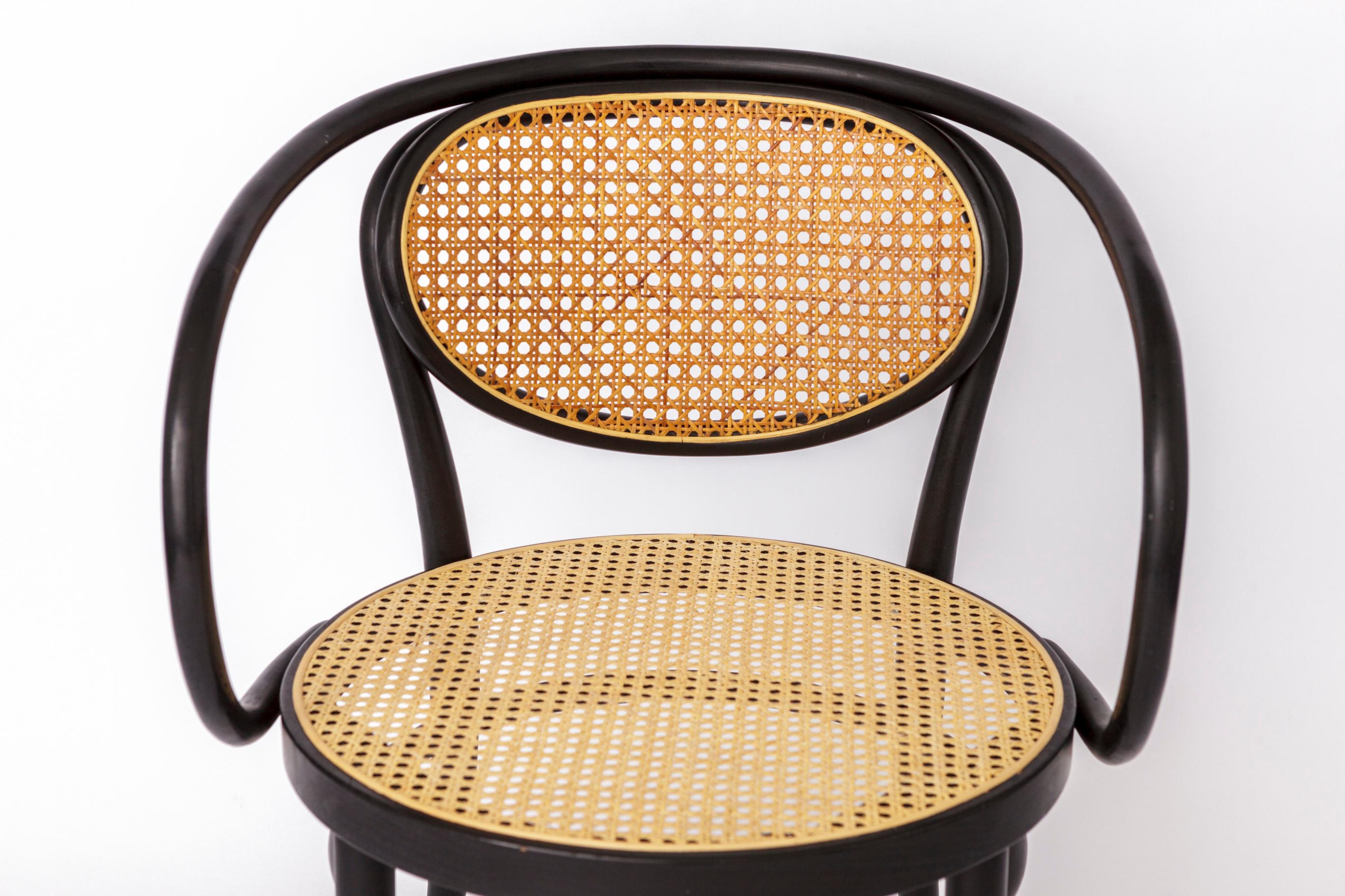 Mid-Century Modern 1 de 2 Fauteuil unique Thonet, modèle 210 R - Hêtre laqué noir avec renouveau en vente