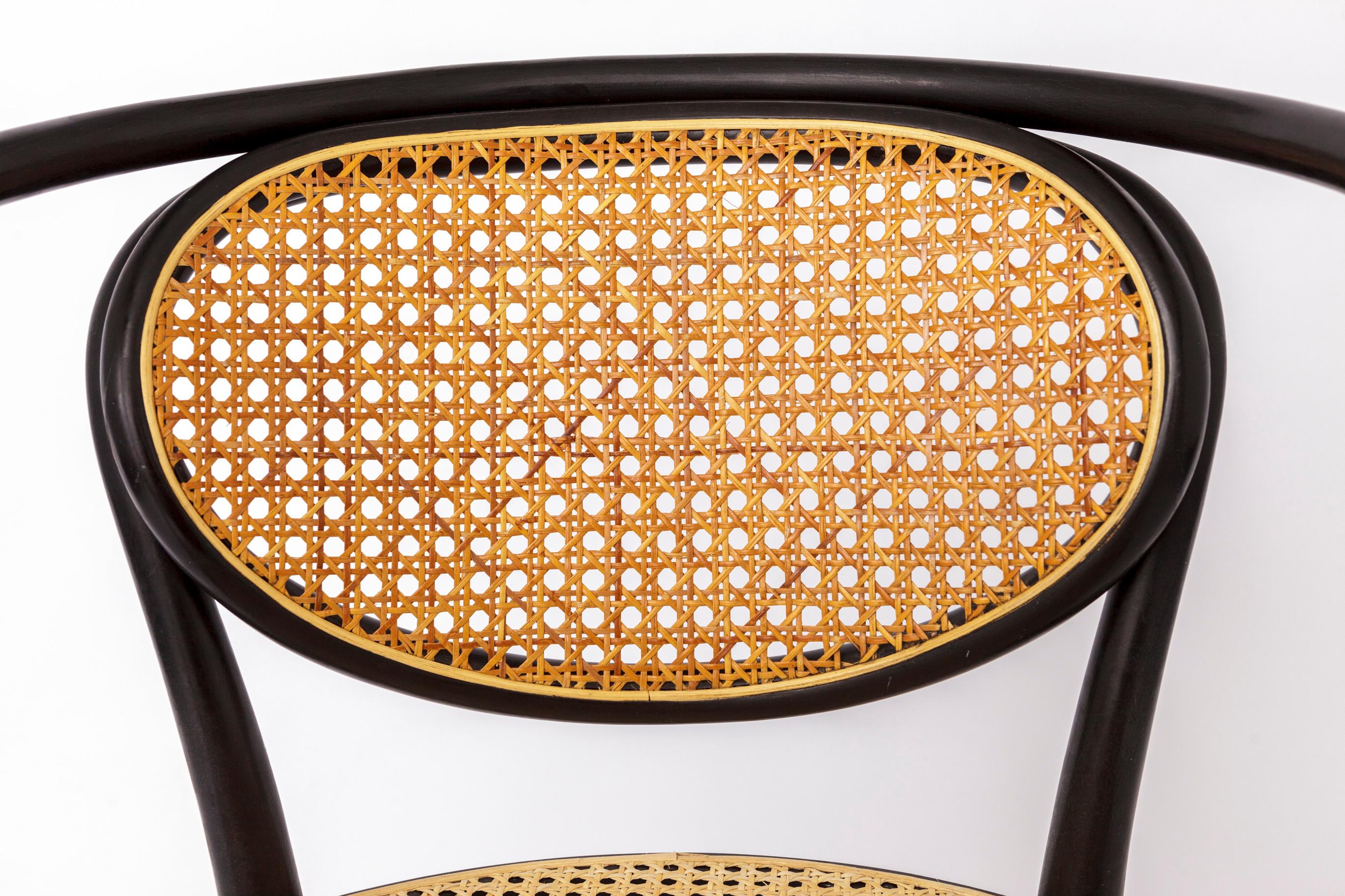 Fin du 20e siècle 1 de 2 Fauteuil unique Thonet, modèle 210 R - Hêtre laqué noir avec renouveau en vente