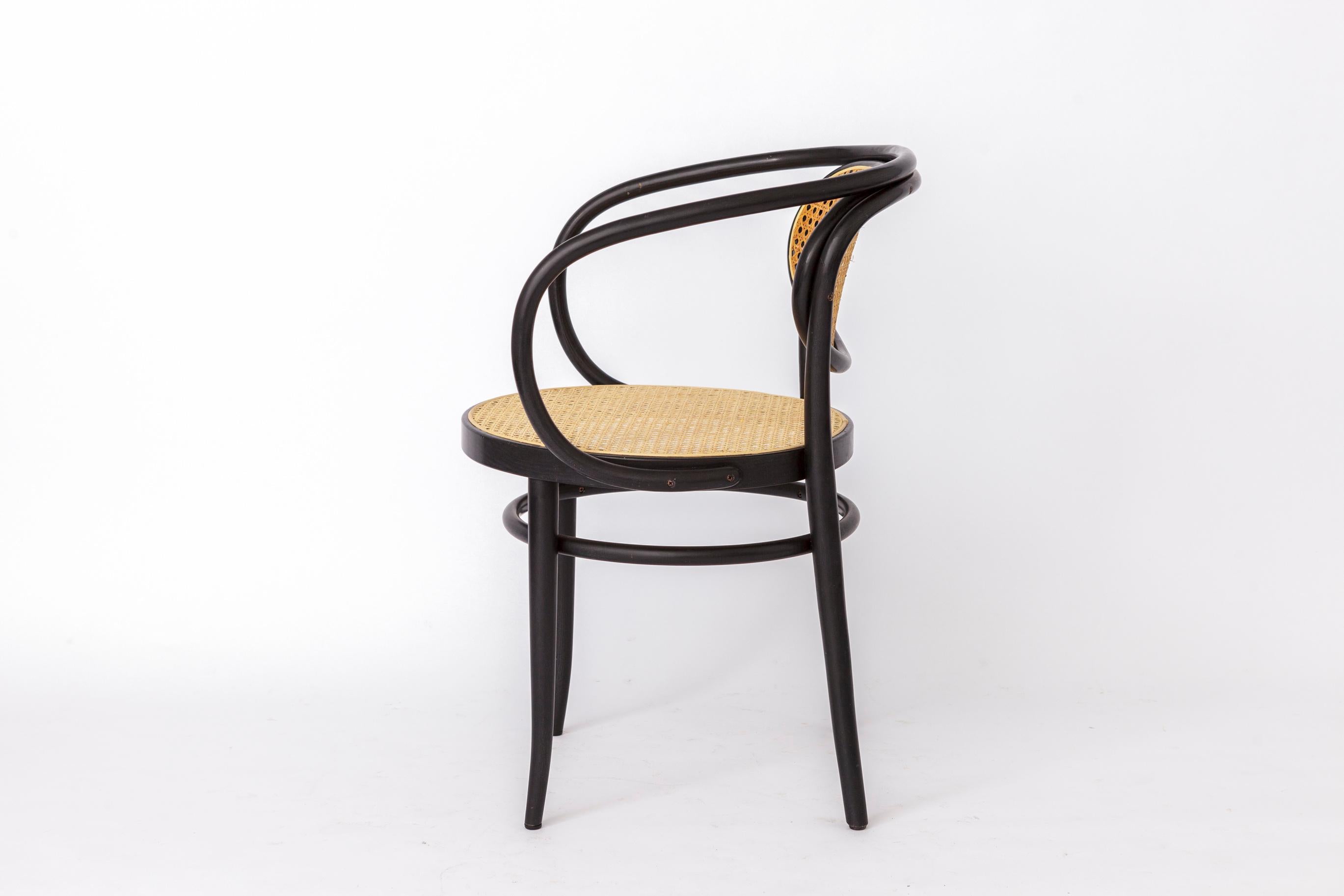 Teck 1 de 2 Fauteuil unique Thonet, modèle 210 R - Hêtre laqué noir avec renouveau en vente