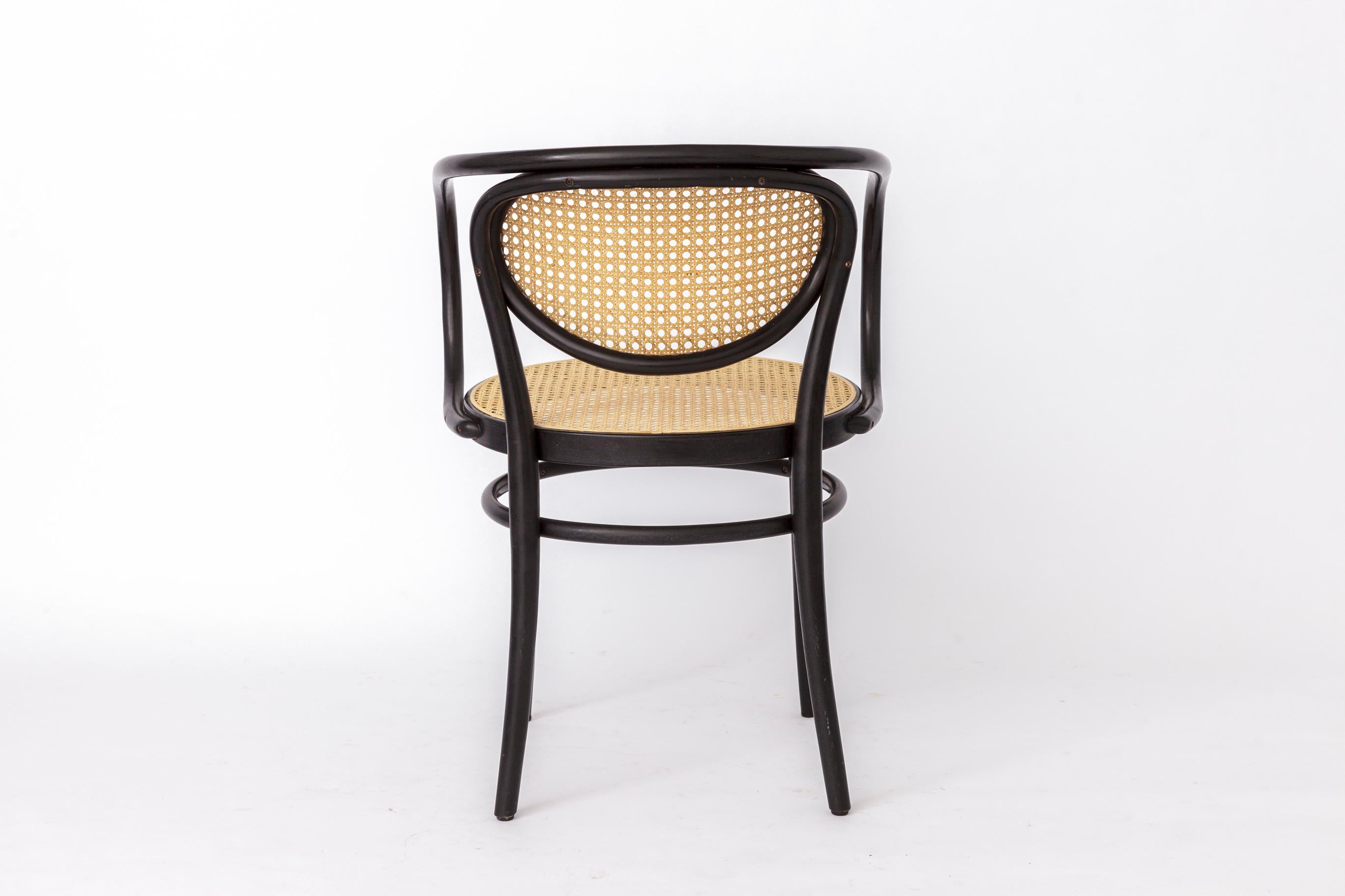 1 de 2 Fauteuil unique Thonet, modèle 210 R - Hêtre laqué noir avec renouveau en vente 1