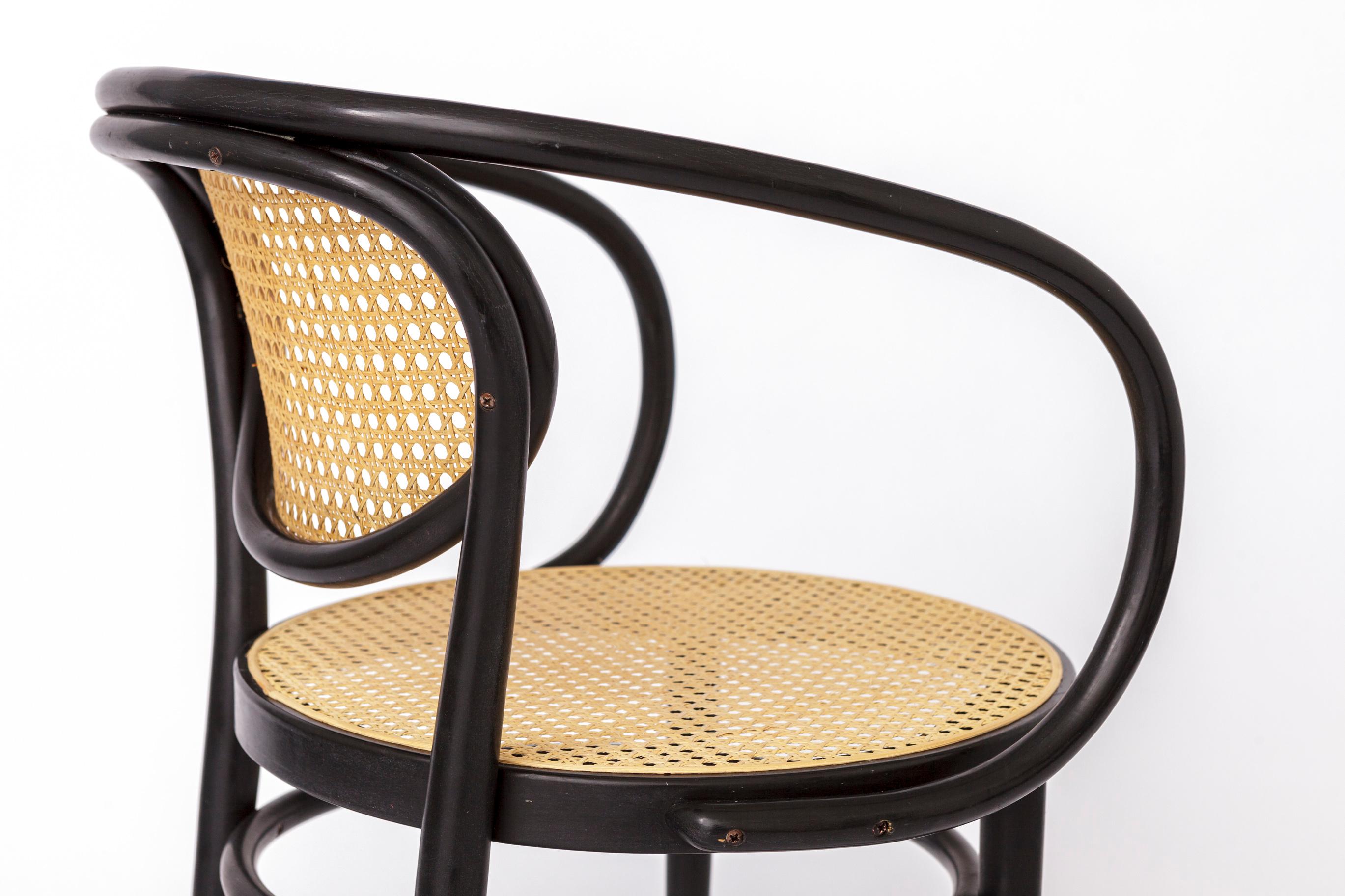 1 de 2 Fauteuil unique Thonet, modèle 210 R - Hêtre laqué noir avec renouveau en vente 2