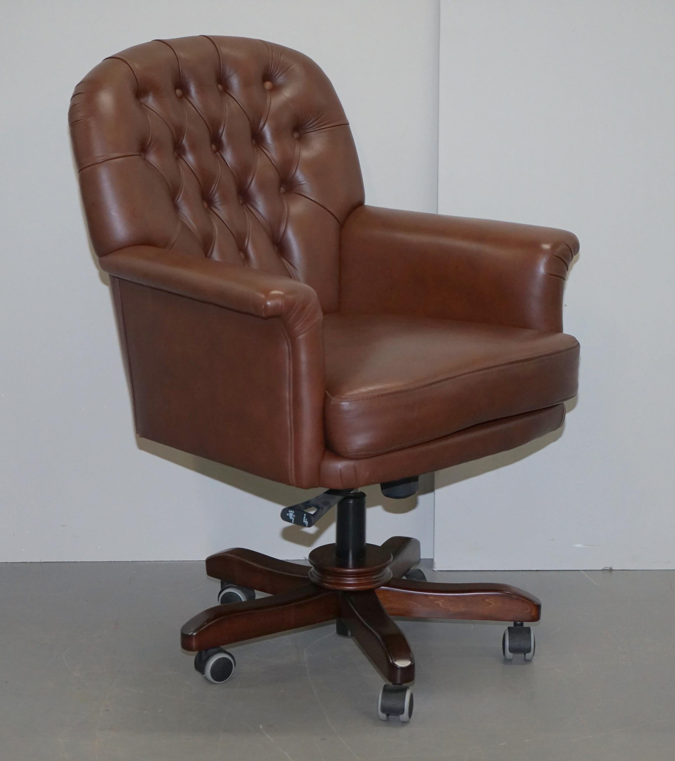 We are delighted to offer for sale this pretty much new brown leather Chesterfield office

I had two of these, one has now sold and its just the one left 

It is massively height adjustable, I’m 6’4 tall and at the maximum height my legs don’t touch