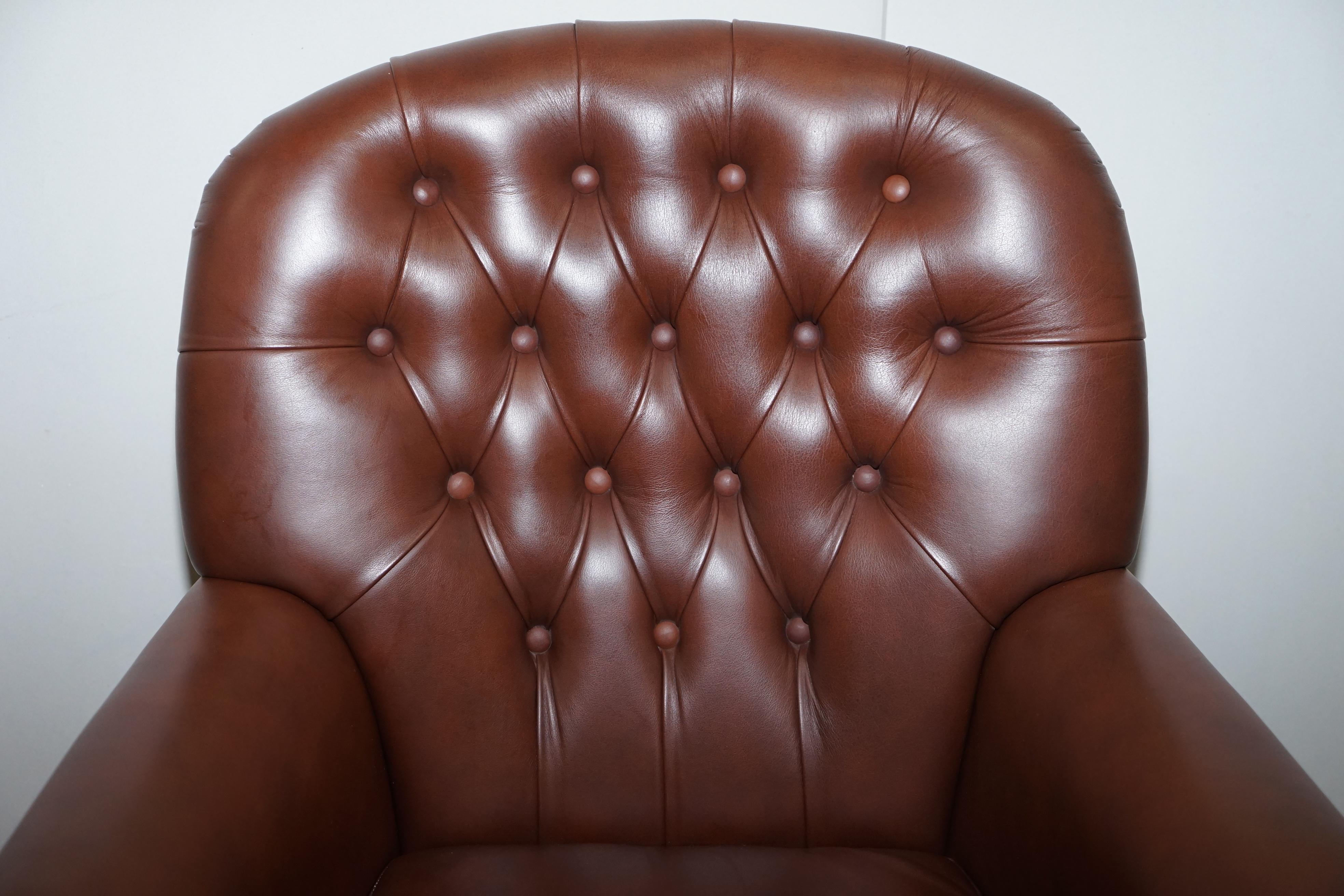 Sehr komfortabler Chesterfield Kapitänssessel aus braunem Leder (20. Jahrhundert) im Angebot