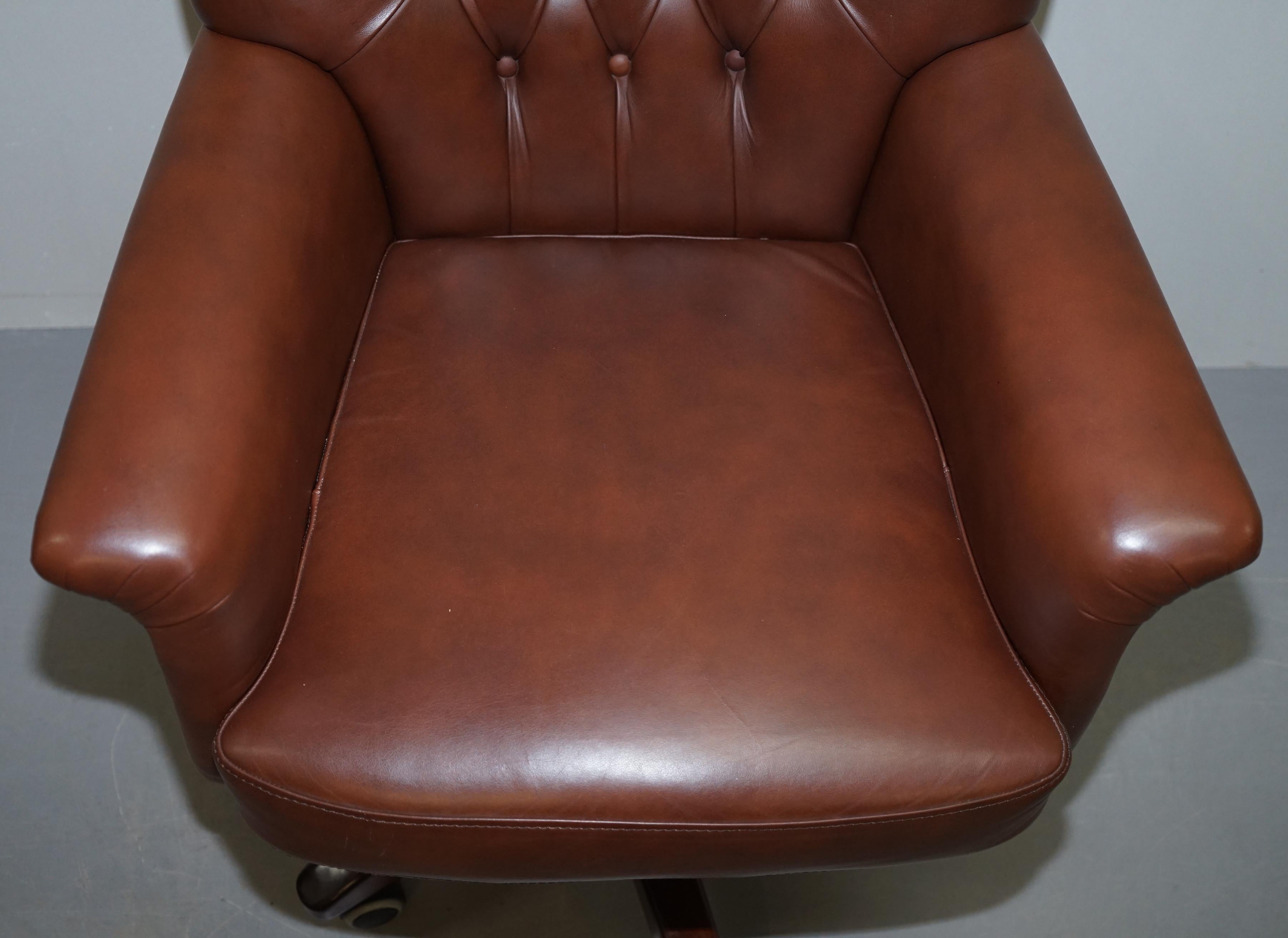 20ième siècle Fauteuil de directeur Chesterfield en cuir brun très confortable en vente