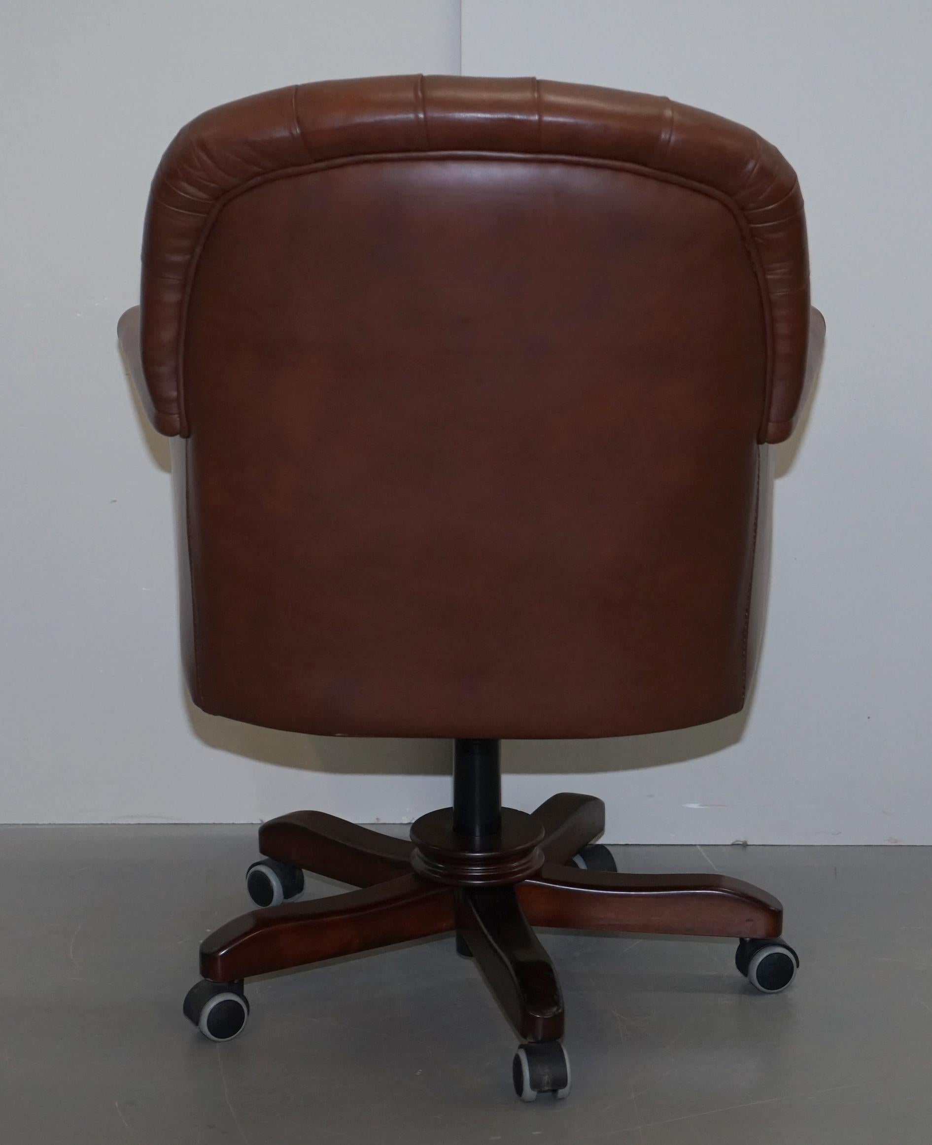 Fauteuil de directeur Chesterfield en cuir brun très confortable en vente 1