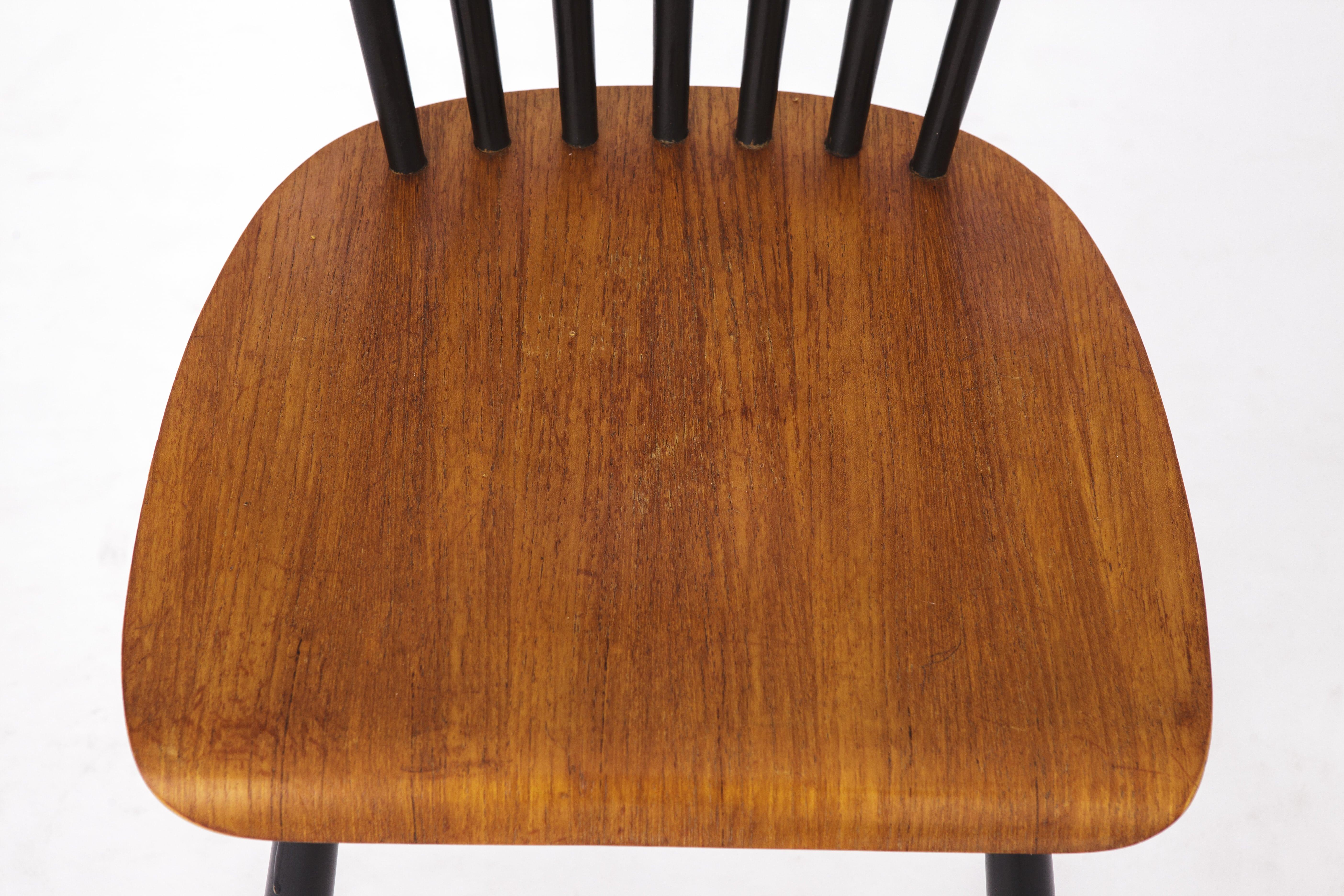 1 of 2 Vintage dining chairs 1960s - spindle back chair - Tapiovaara style In Good Condition For Sale In Hannover, DE