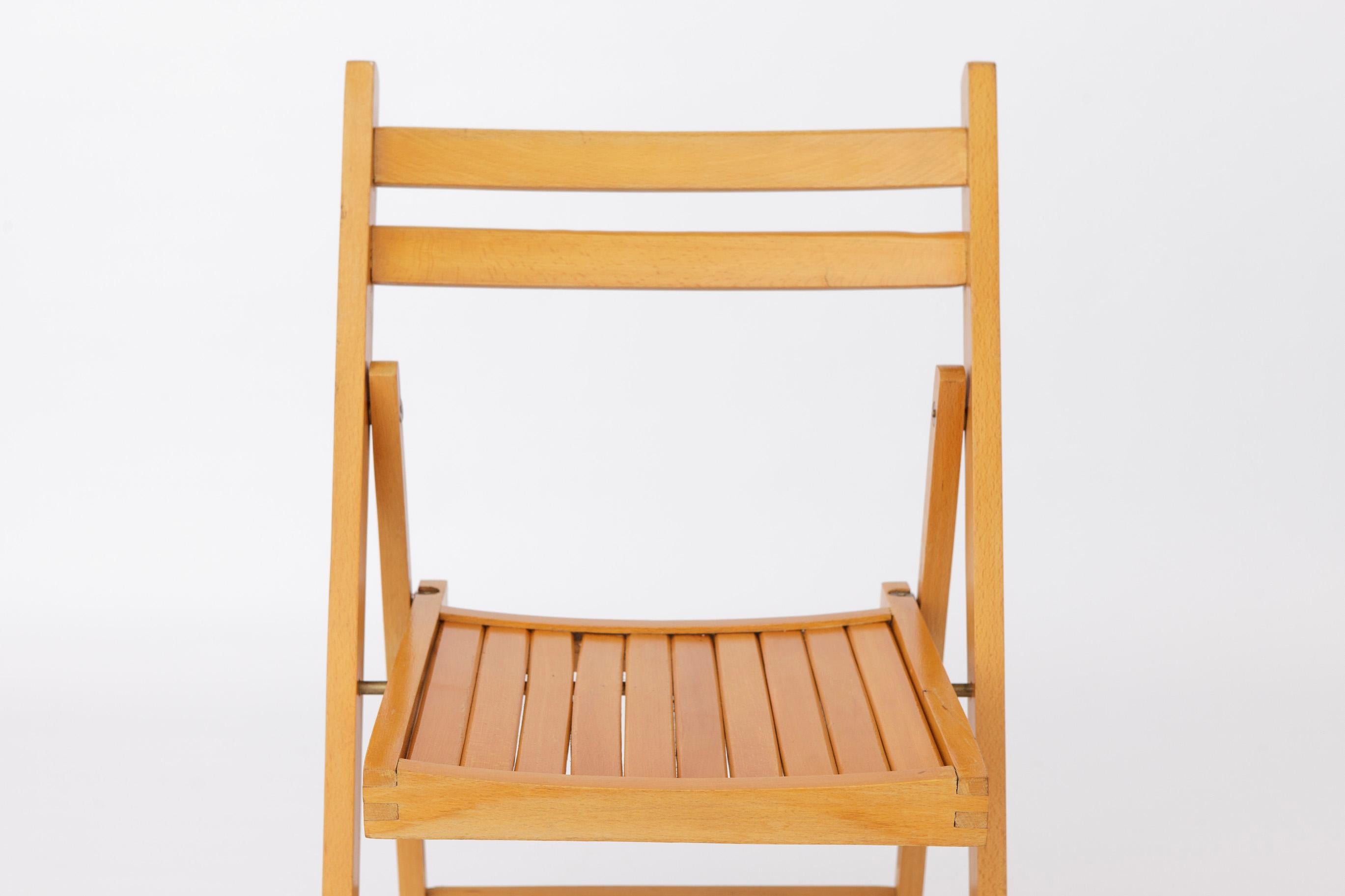 Sedia Foldes di C.T.C. Olanda, anni '70

Questa sedia pieghevole, prodotta da C.T.C. nei Paesi Bassi negli anni '70, presenta una robusta struttura in legno di faggio che è stata sapientemente restaurata e oliata. Il marchio del produttore si trova