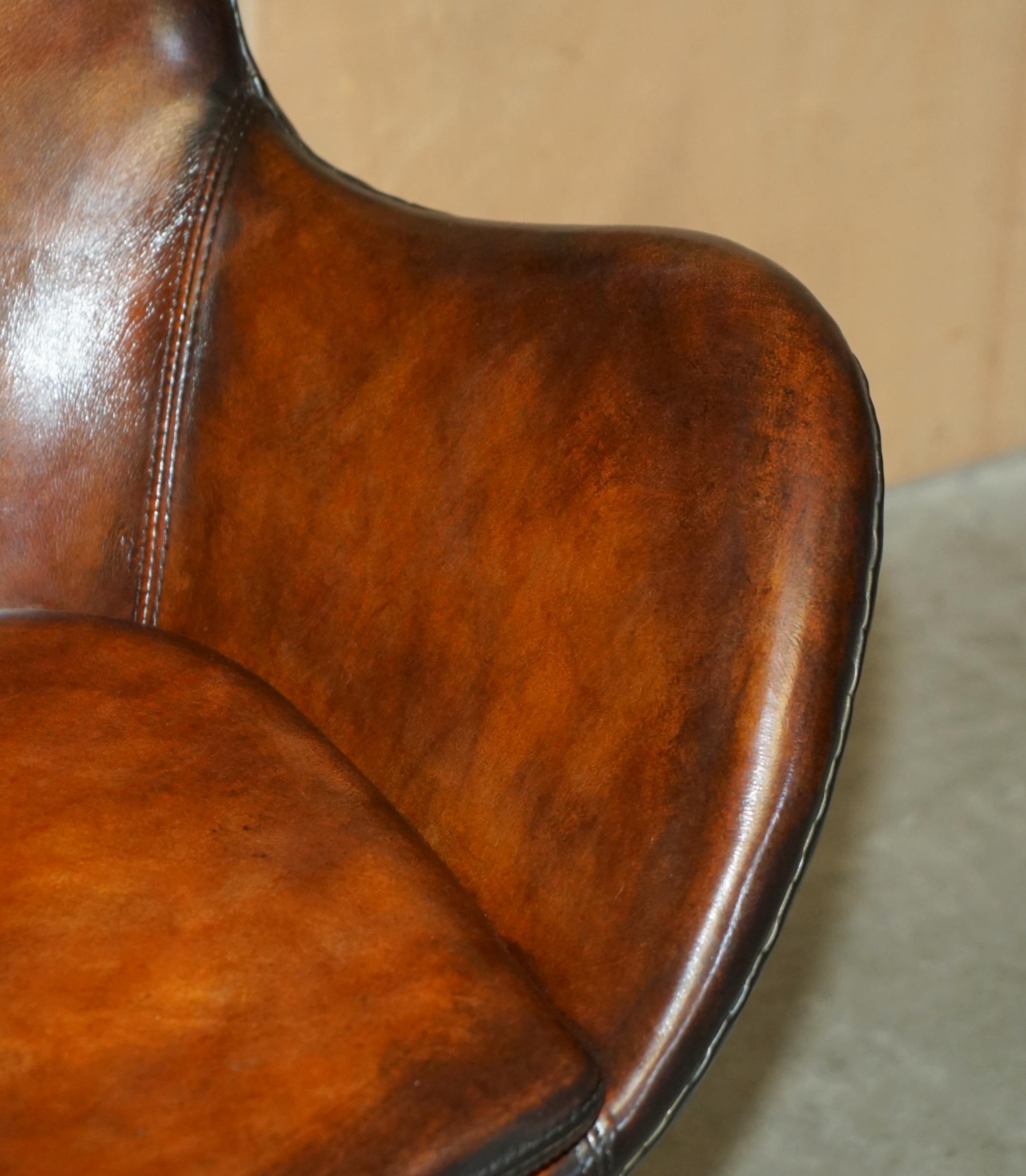 1 de 2 Chaise à œuf vintage Fritz Hansen entièrement restaurée en cuir Whisky Brown en vente 2