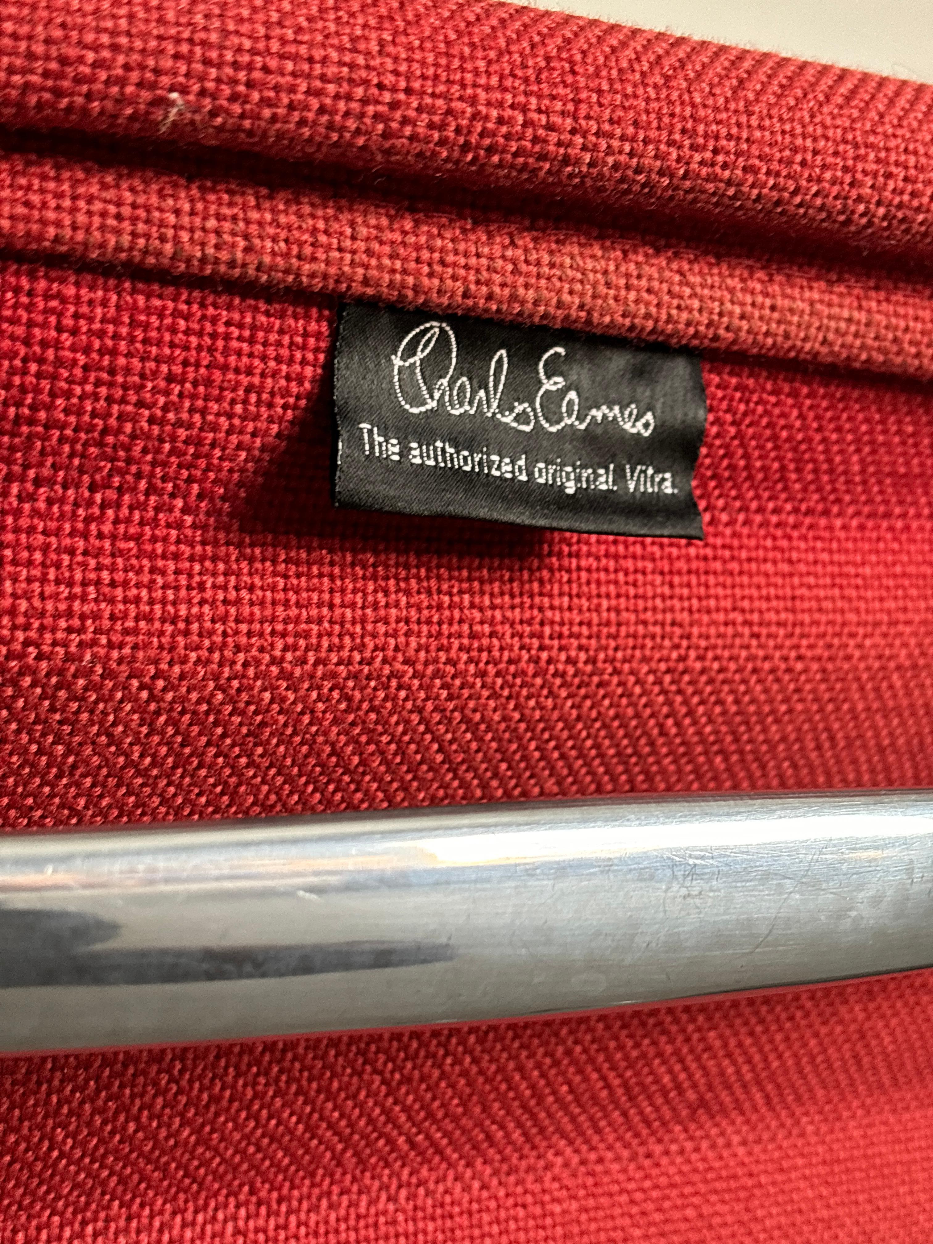 1 von 2 ikonischen Eames-Schreibtischstühlen 'EA107' von Vitra, roter Stoff, 1990er Jahre im Angebot 3
