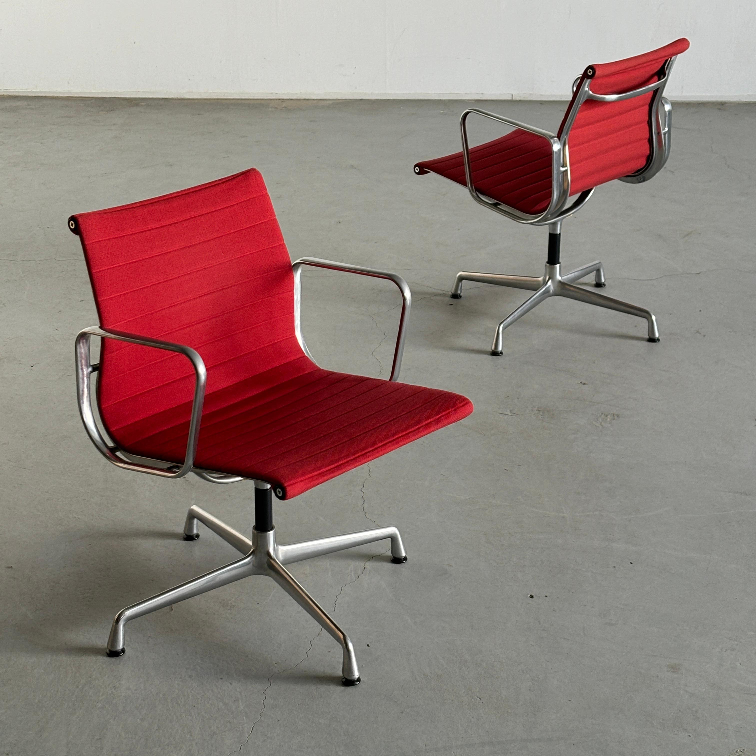 Einer der beiden ikonischen Eames-Bürostühle 