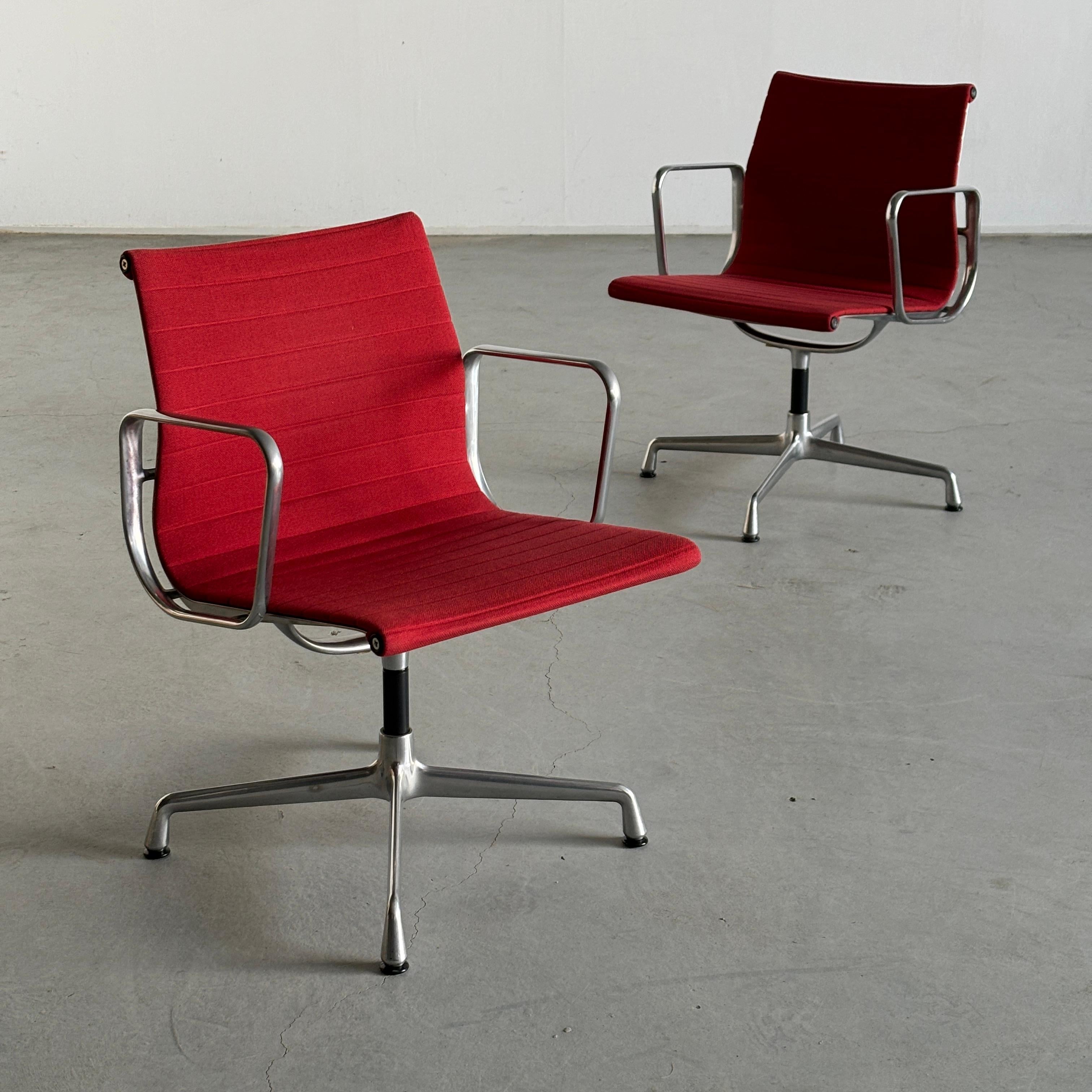 1 von 2 ikonischen Eames-Schreibtischstühlen 'EA107' von Vitra, roter Stoff, 1990er Jahre (Moderne der Mitte des Jahrhunderts) im Angebot