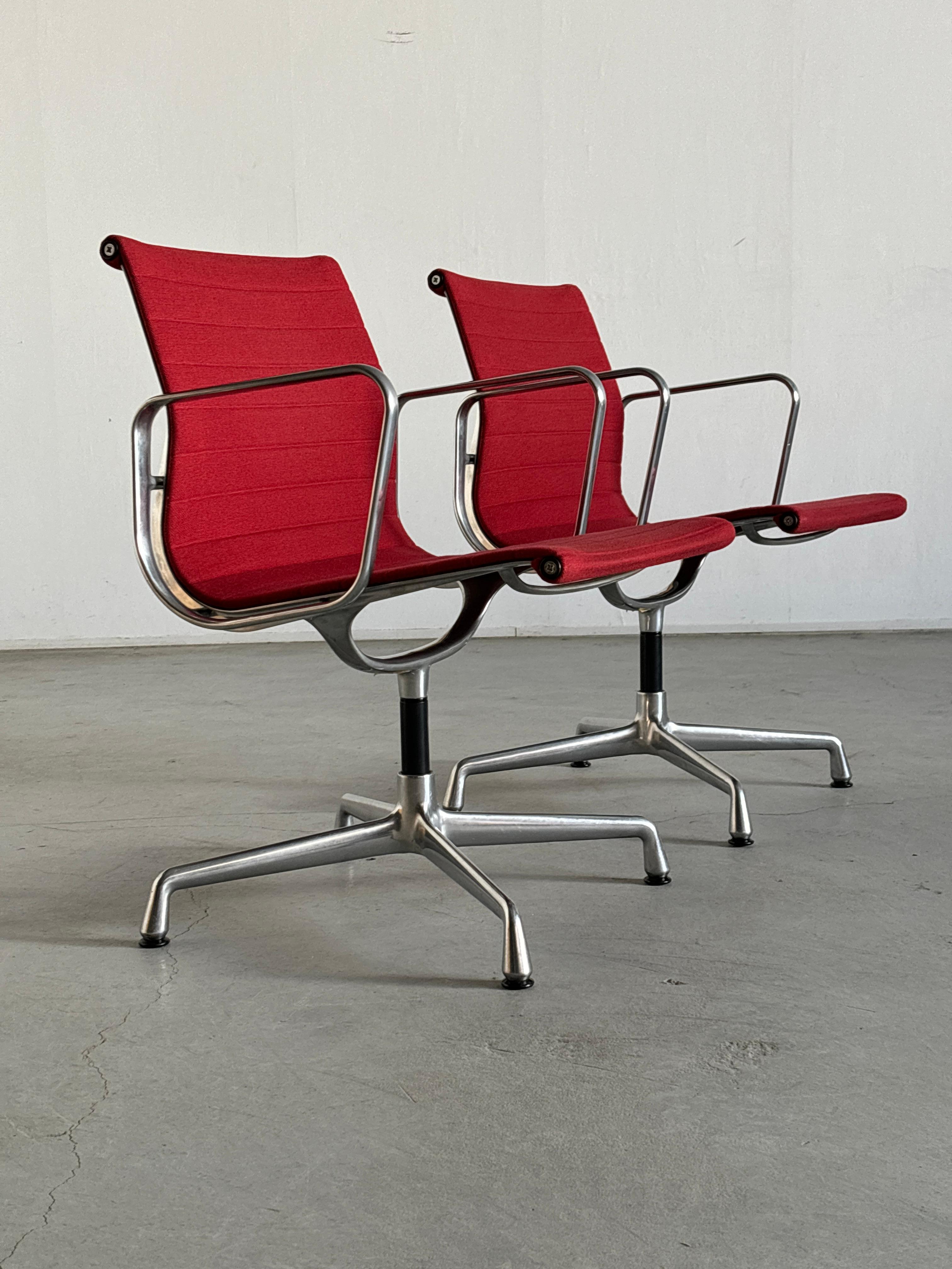 1 von 2 ikonischen Eames-Schreibtischstühlen 'EA107' von Vitra, roter Stoff, 1990er Jahre (Schweizerisch) im Angebot