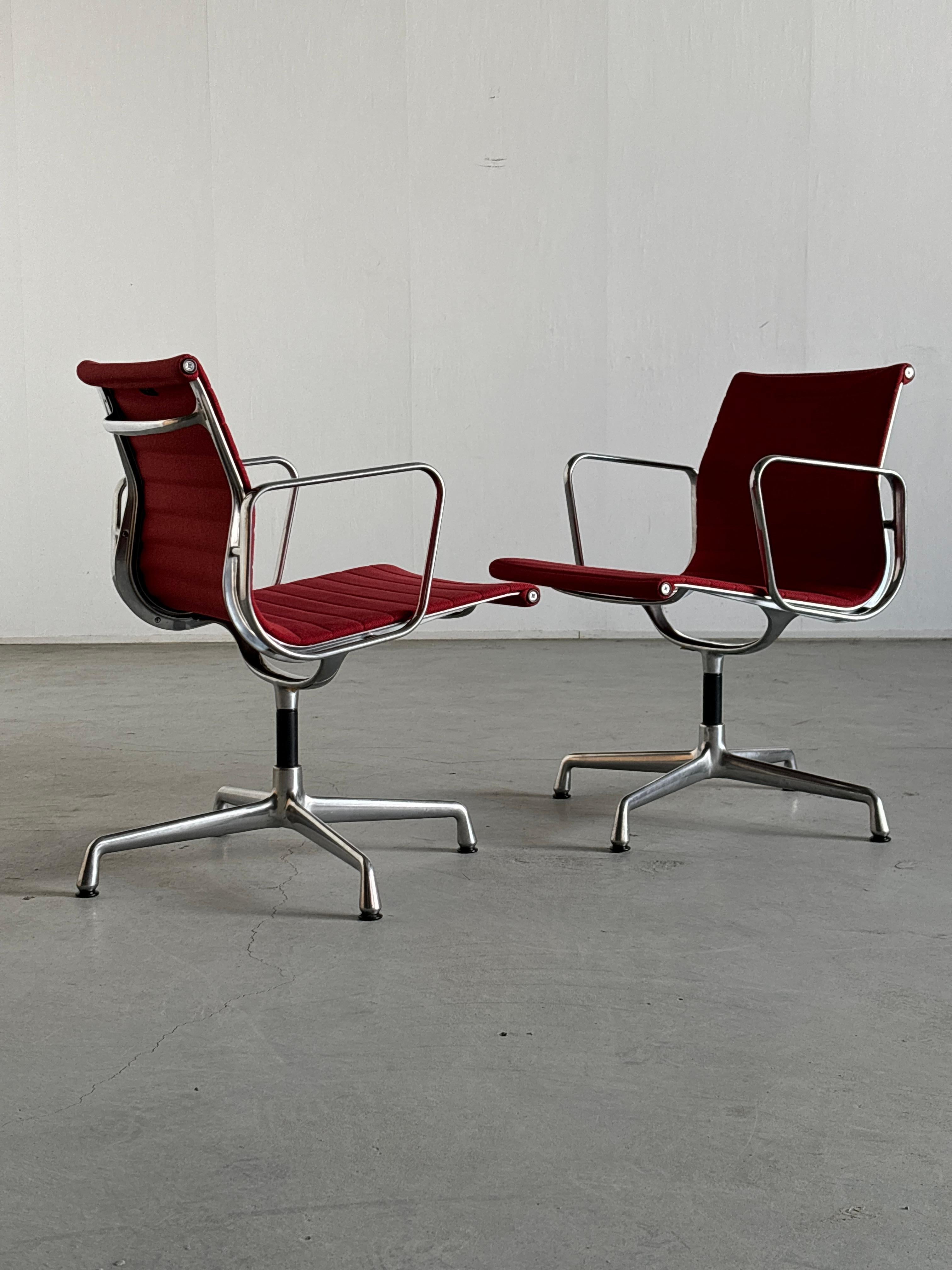 1 von 2 ikonischen Eames-Schreibtischstühlen 'EA107' von Vitra, roter Stoff, 1990er Jahre im Zustand „Gut“ im Angebot in Zagreb, HR