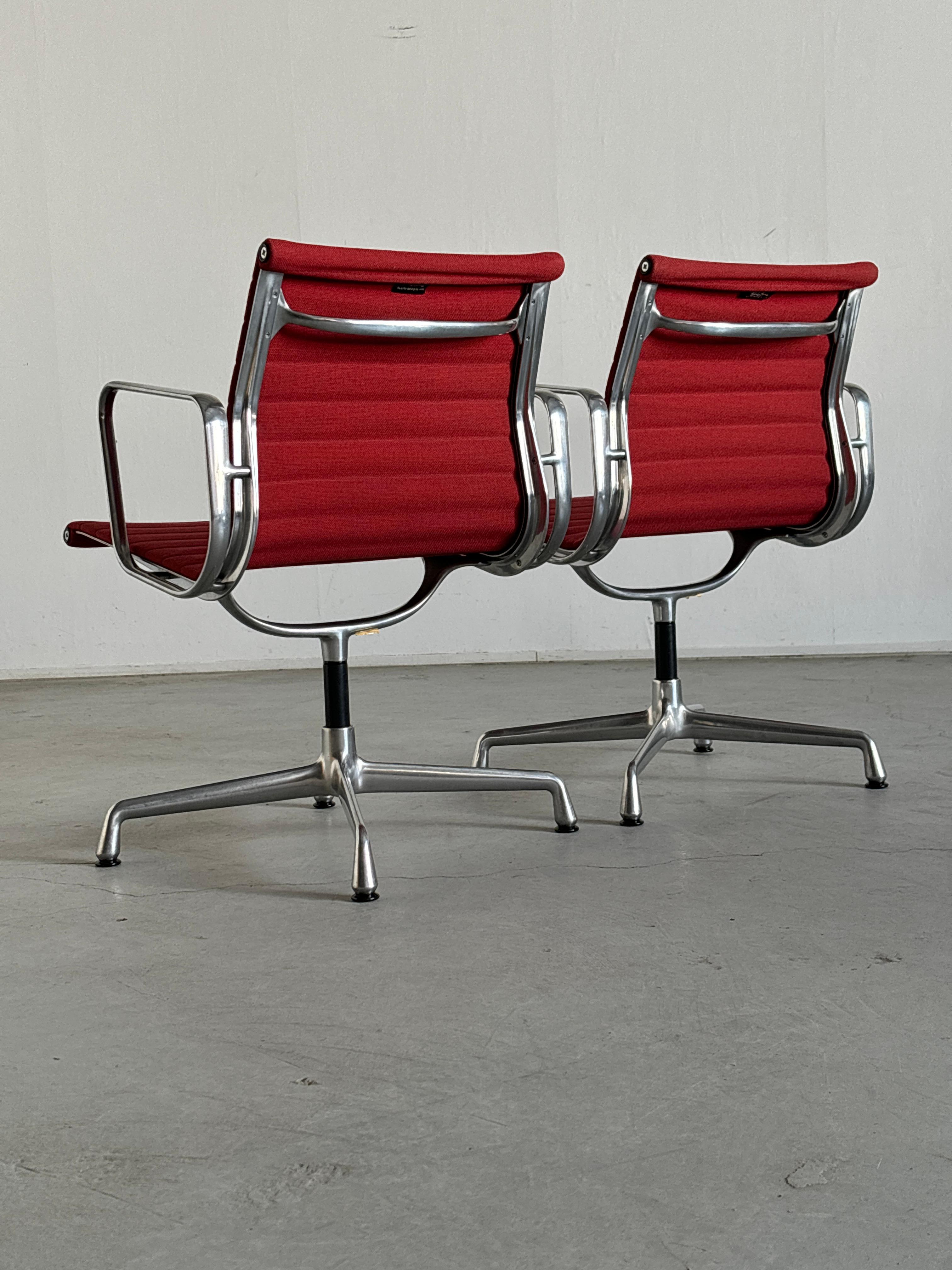 1 von 2 ikonischen Eames-Schreibtischstühlen 'EA107' von Vitra, roter Stoff, 1990er Jahre (Ende des 20. Jahrhunderts) im Angebot