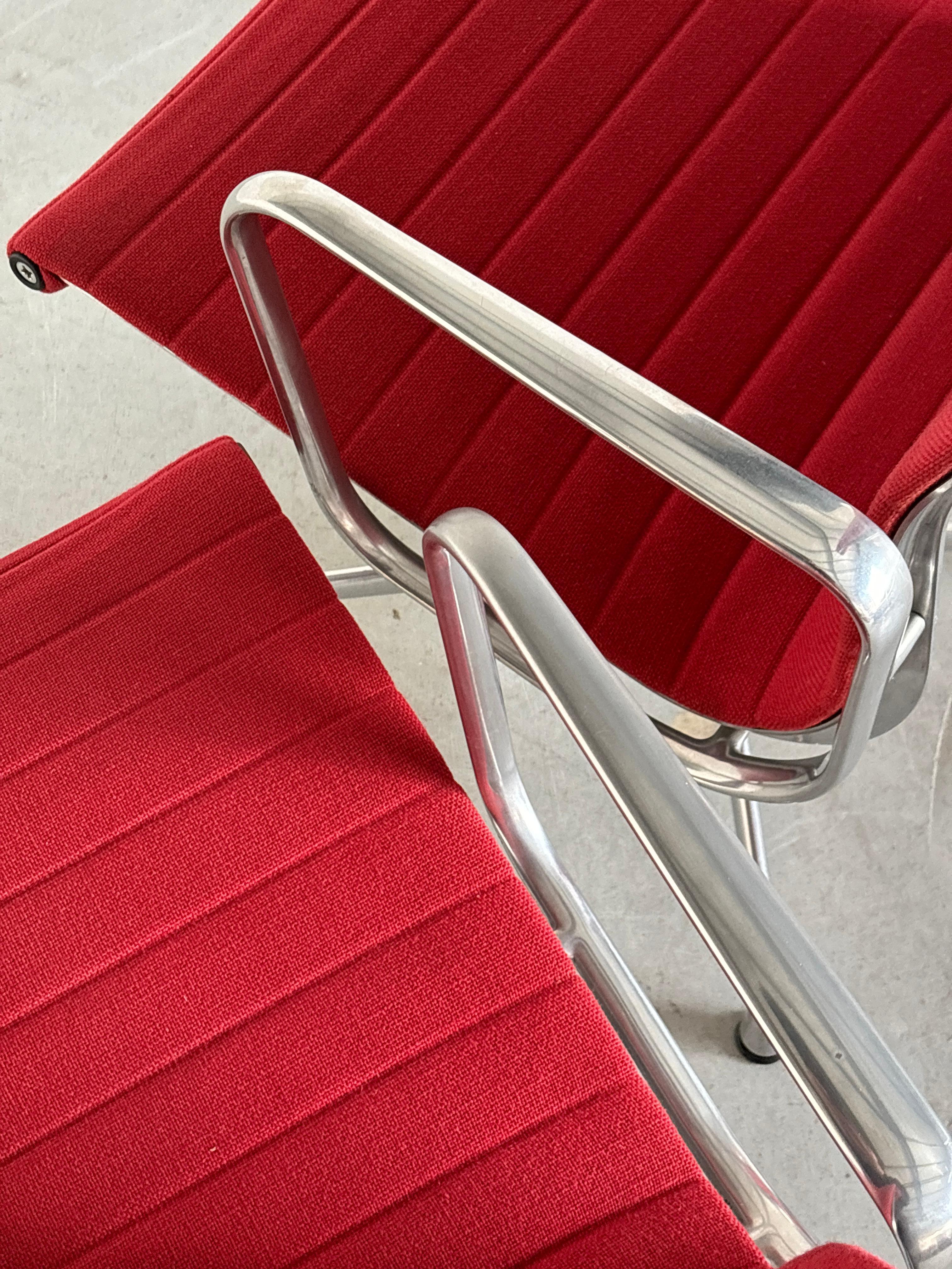 1 von 2 ikonischen Eames-Schreibtischstühlen 'EA107' von Vitra, roter Stoff, 1990er Jahre im Angebot 1