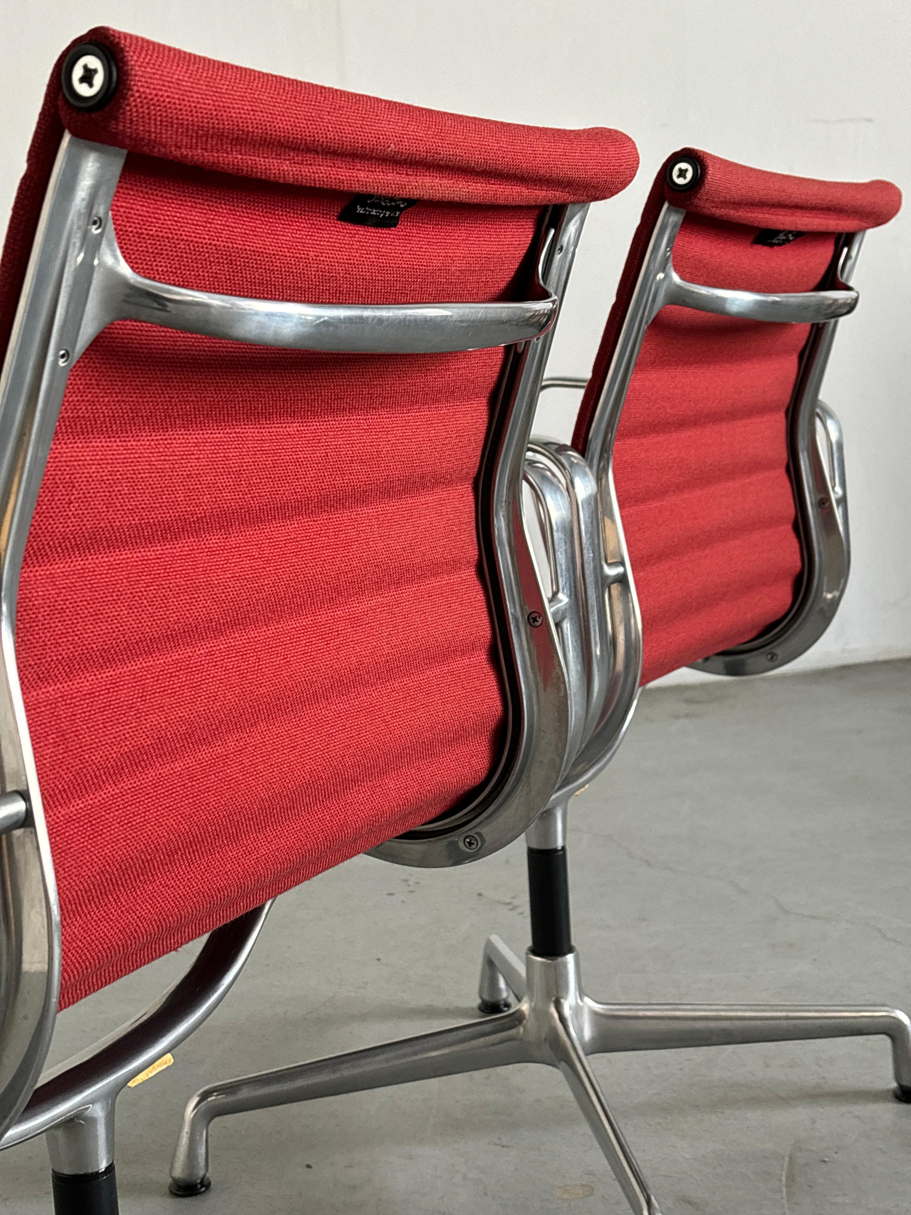 1 von 2 ikonischen Eames-Schreibtischstühlen 'EA107' von Vitra, roter Stoff, 1990er Jahre im Angebot 2