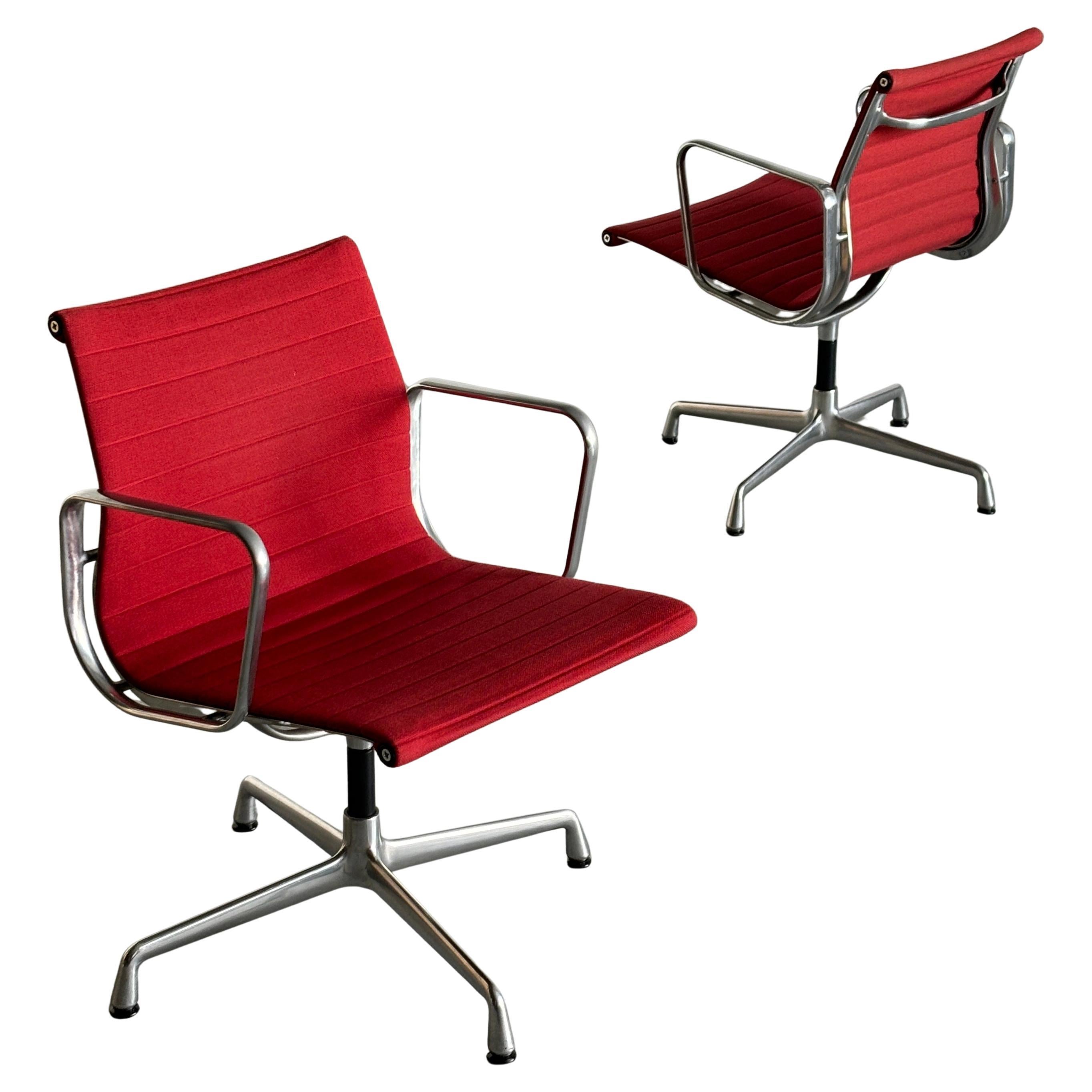 1 de 2 Sillas de escritorio vintage Eames "EA107" de Vitra, tela roja, años 90