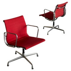 1 von 2 ikonischen Eames-Schreibtischstühlen 'EA107' von Vitra, roter Stoff, 1990er Jahre