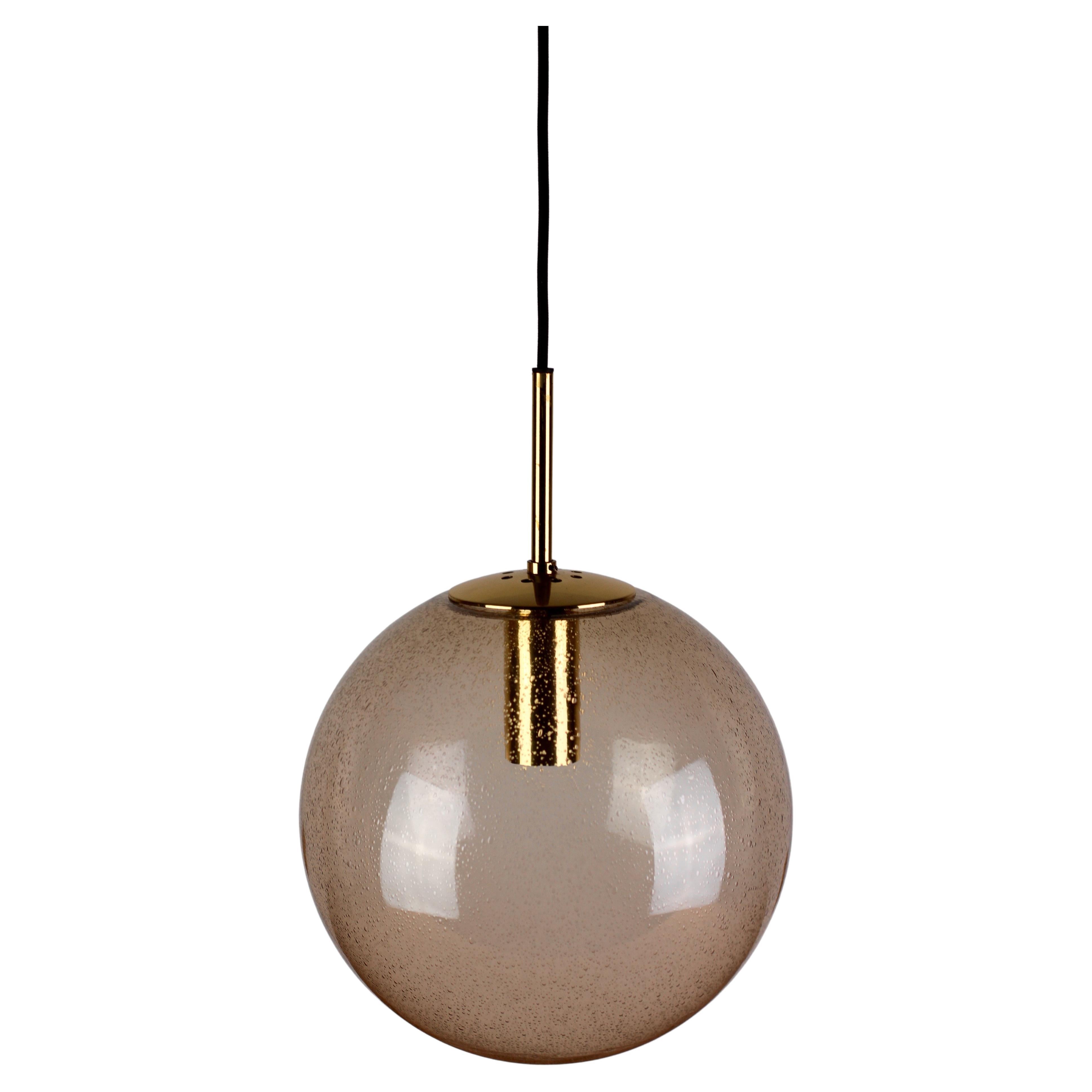 1 di 2 Lampade a sospensione vintage a globo sferico in vetro fumé di Glashütte Limburg