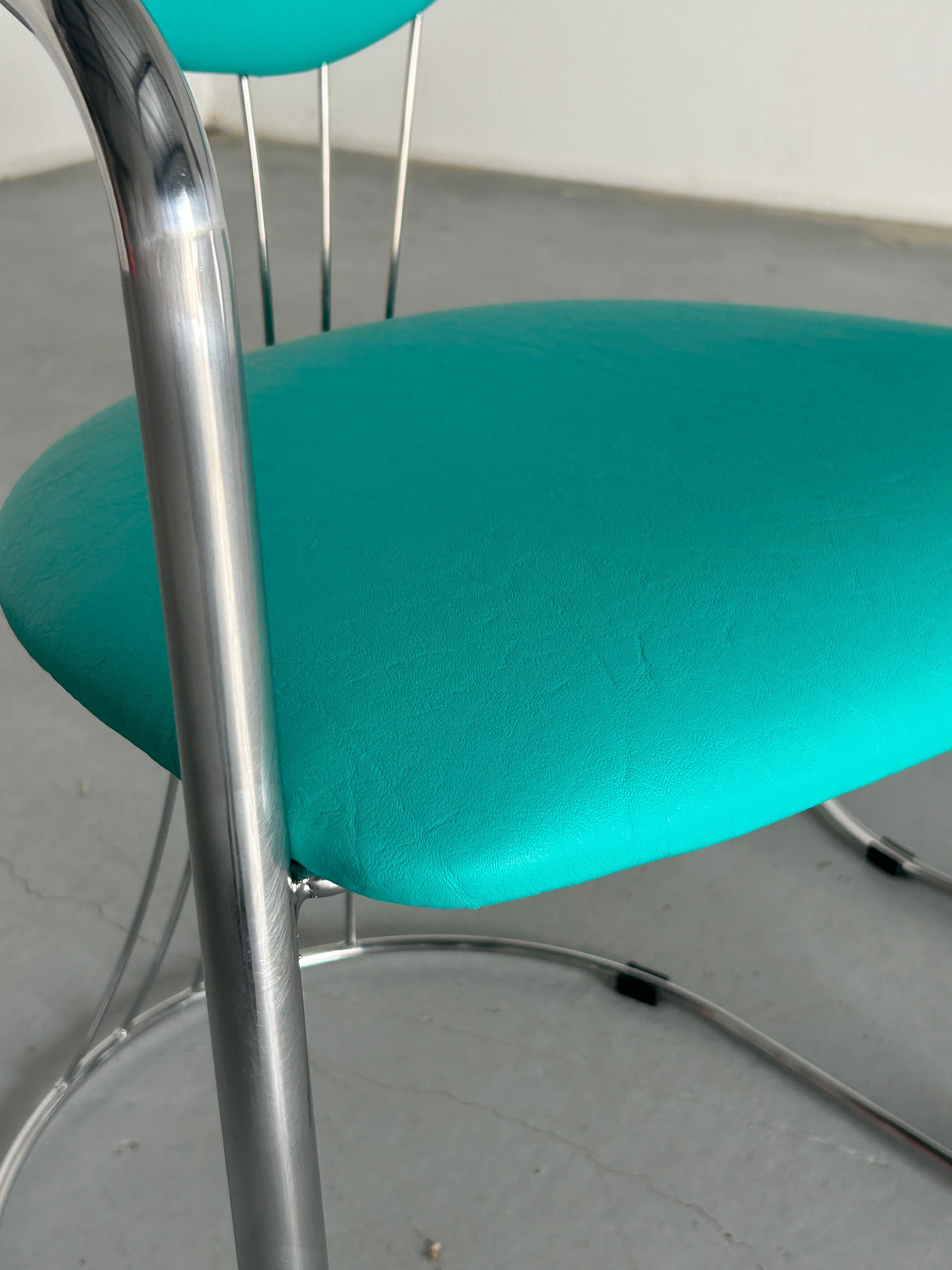 1 de 2 chaises de salle à manger vintage en acier et faux cuir vert menthe par Effezeta, années 90 en vente 5
