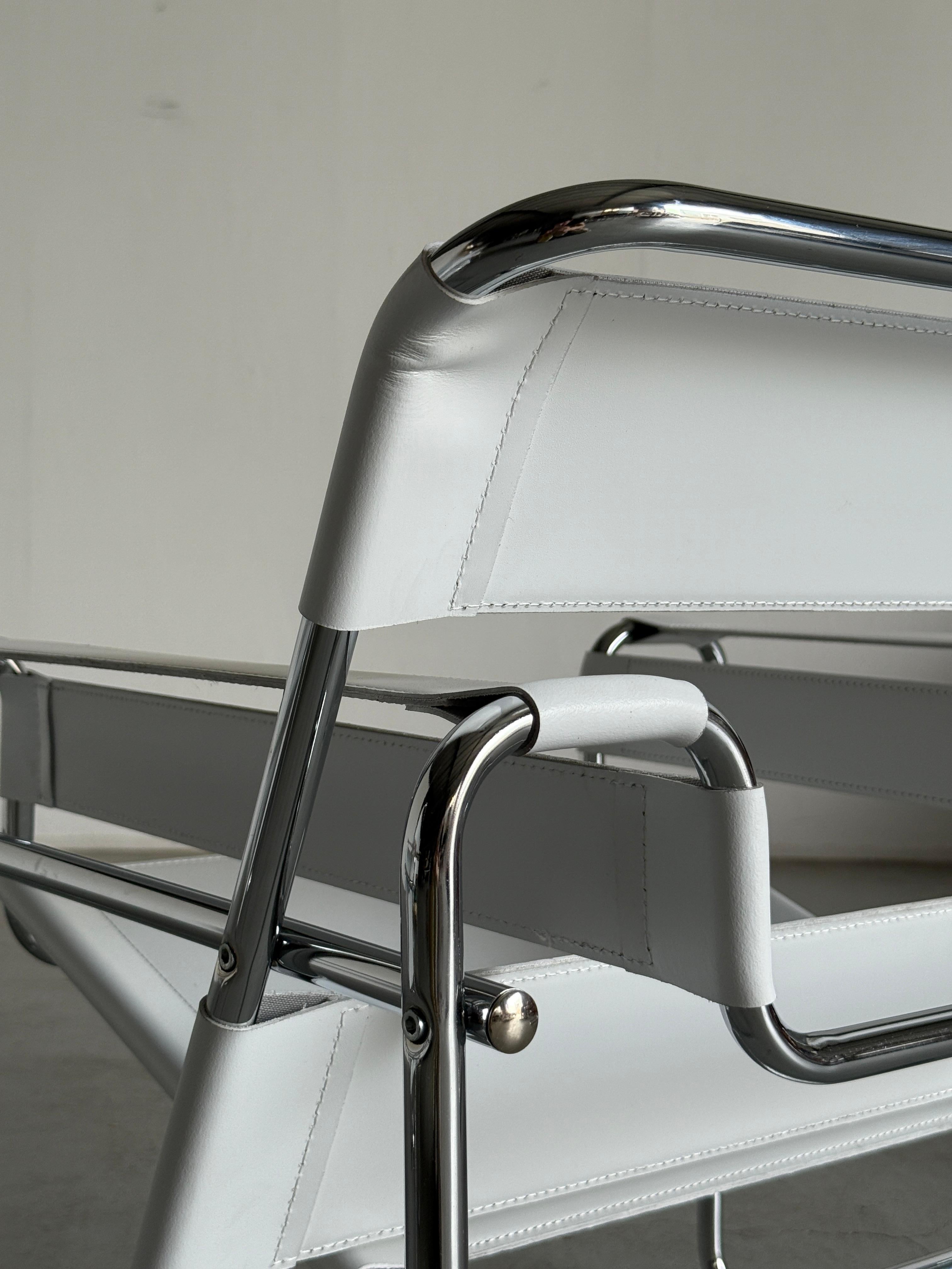 1 di 2 Poltrone 'Wassily' bianche vintage di Marcel Breuer, Sedia B3, Replica anni '70 in vendita 9