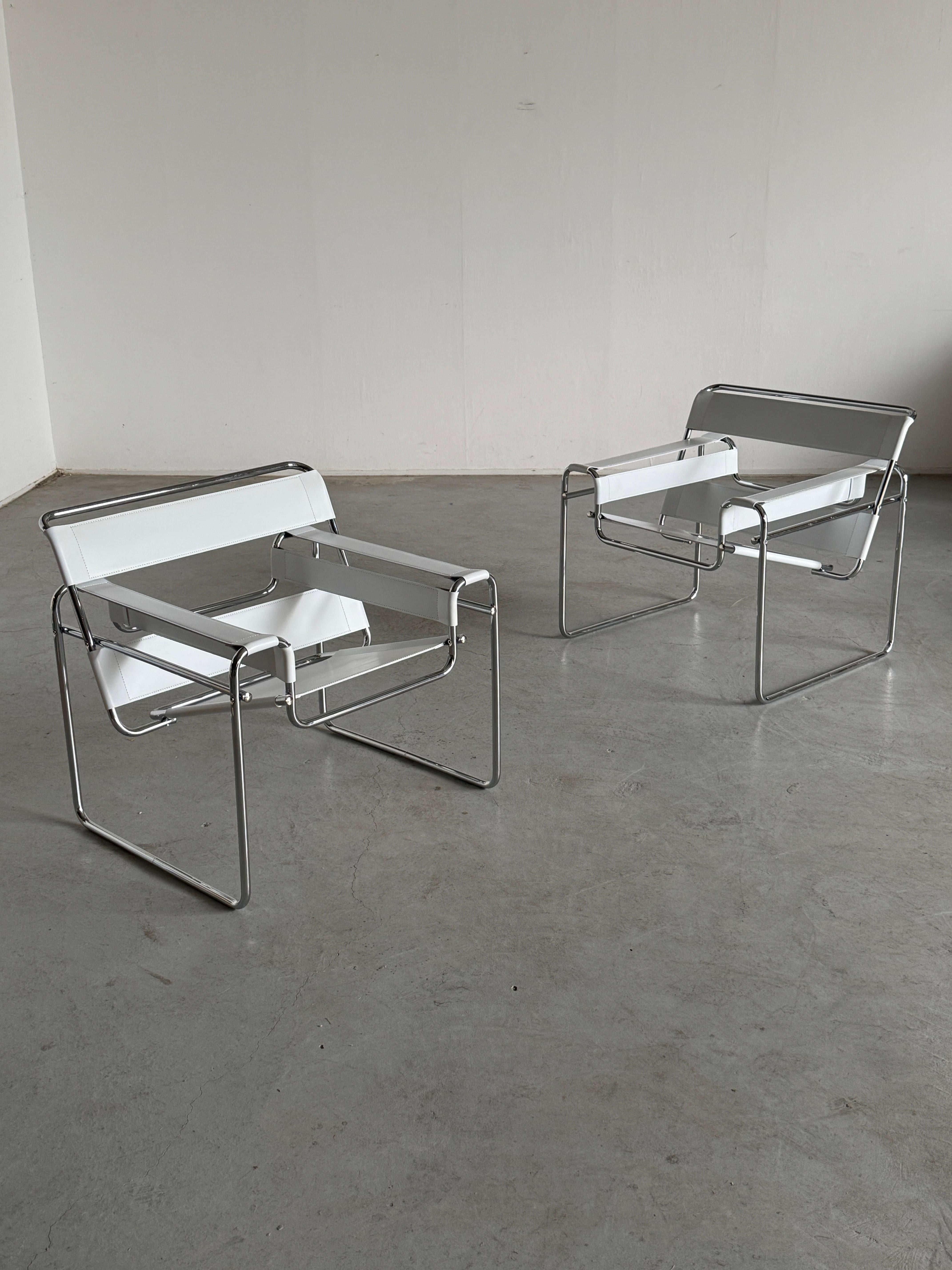 Bauhaus 1 di 2 Poltrone 'Wassily' bianche vintage di Marcel Breuer, Sedia B3, Replica anni '70 in vendita