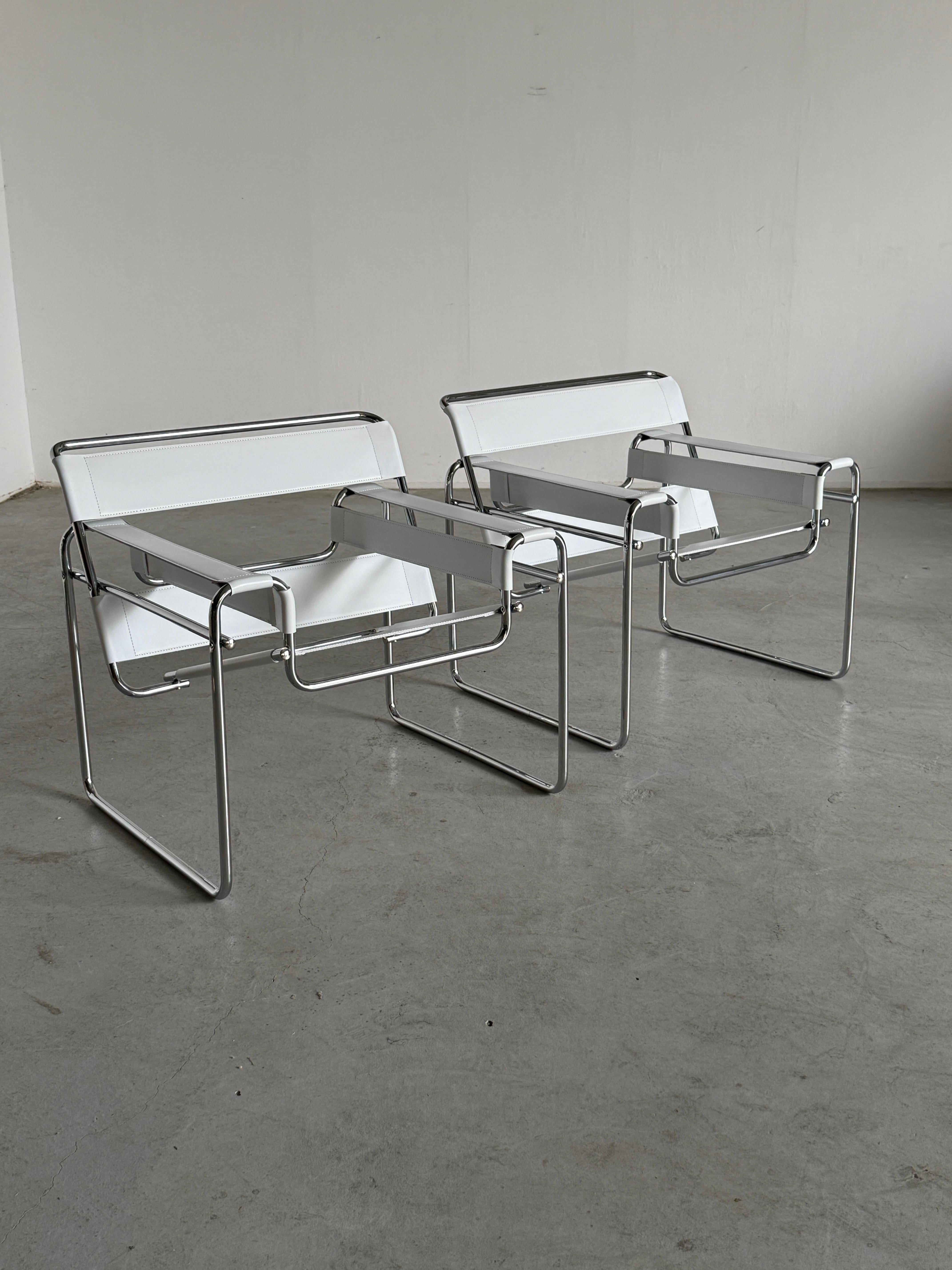 Italiano 1 di 2 Poltrone 'Wassily' bianche vintage di Marcel Breuer, Sedia B3, Replica anni '70 in vendita