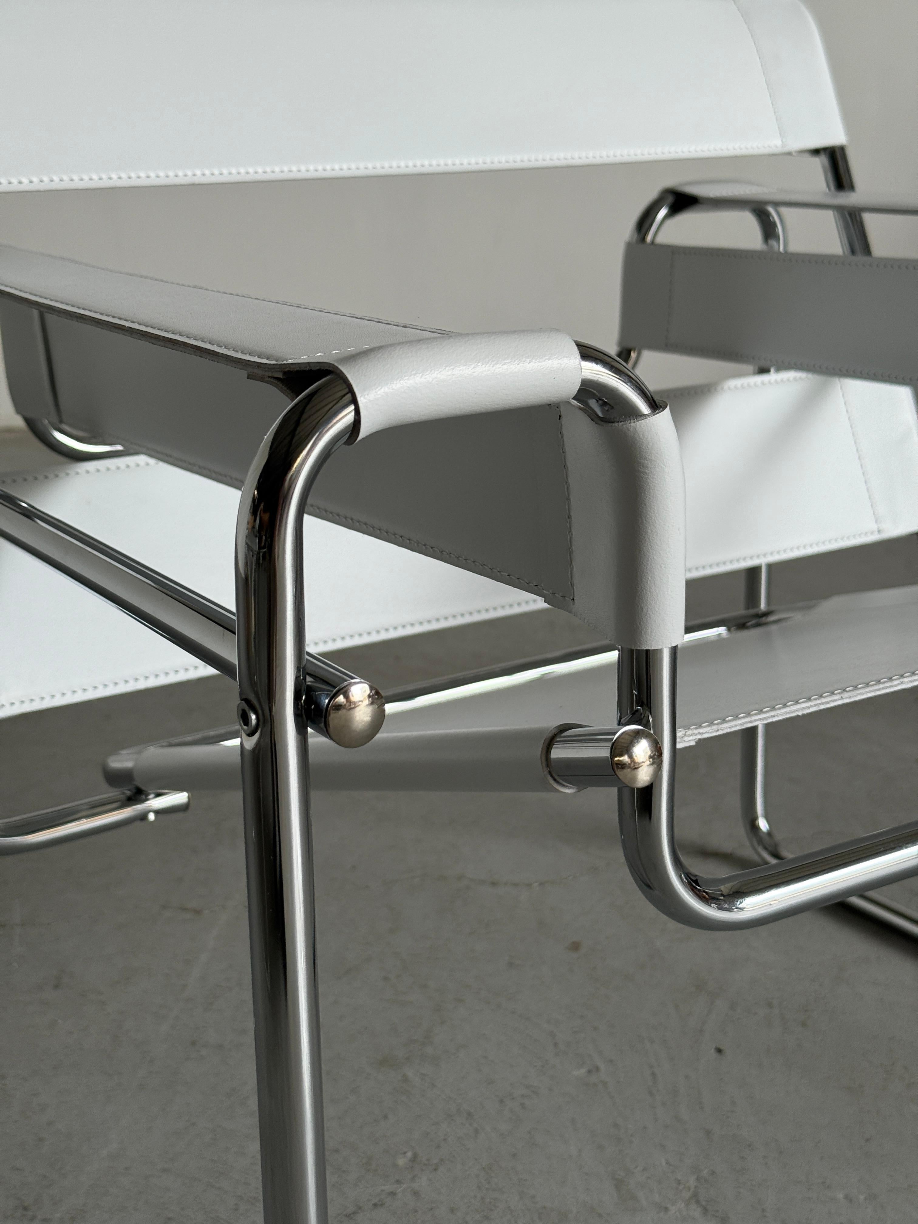 Fine XX secolo 1 di 2 Poltrone 'Wassily' bianche vintage di Marcel Breuer, Sedia B3, Replica anni '70 in vendita