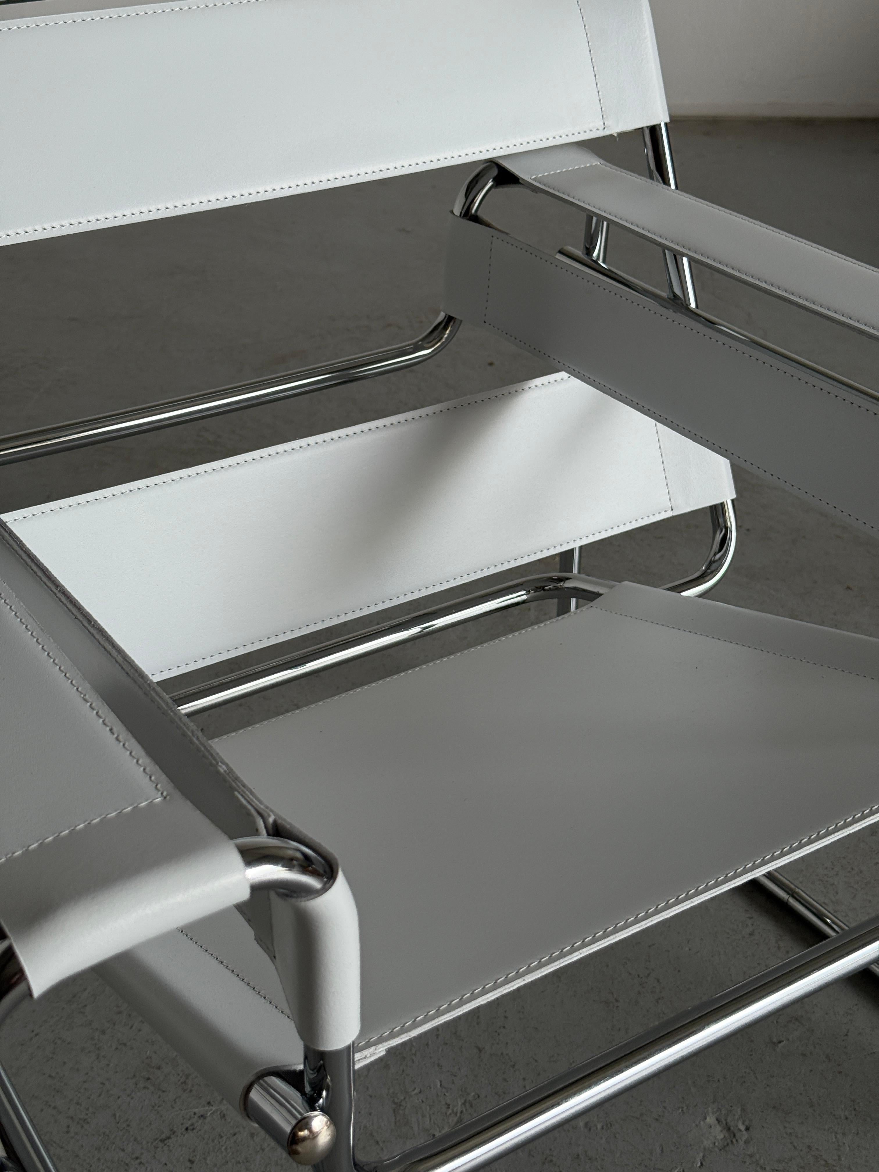 1 di 2 Poltrone 'Wassily' bianche vintage di Marcel Breuer, Sedia B3, Replica anni '70 in vendita 1