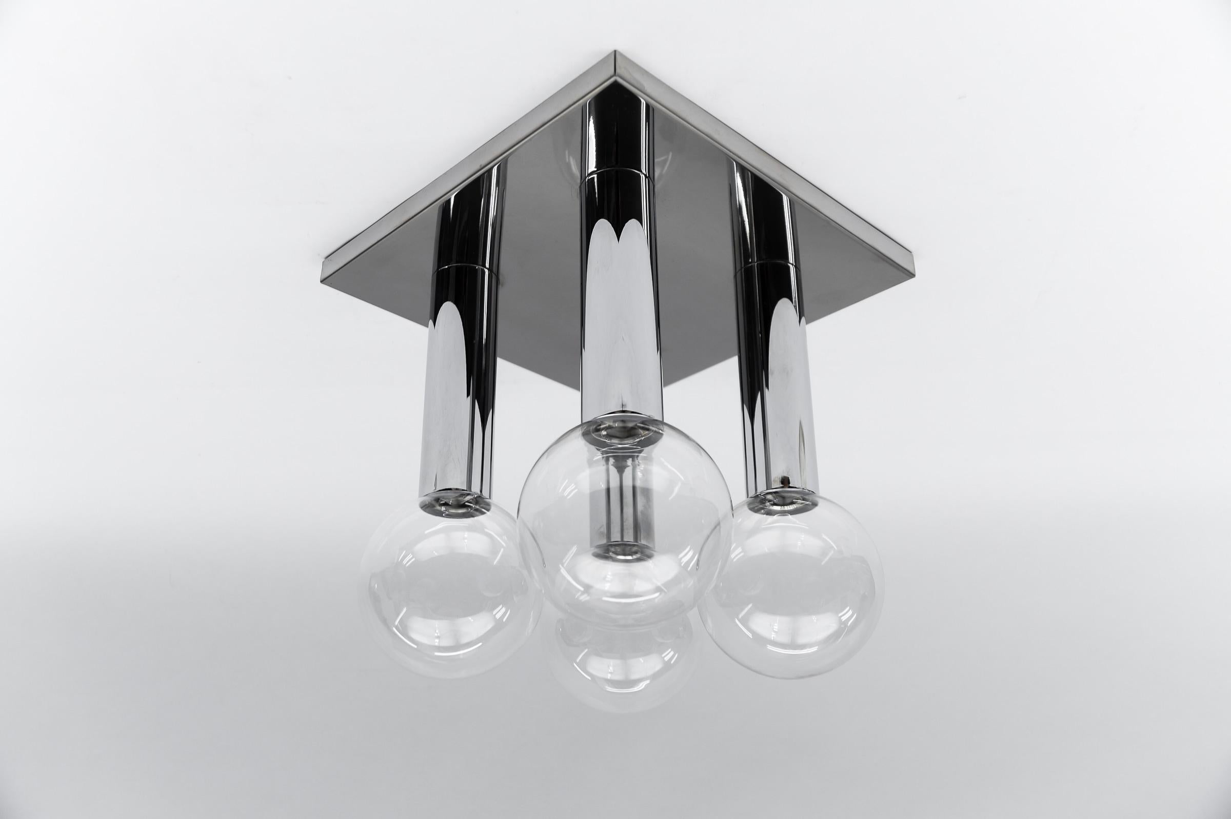 4-Light Wall or Ceiling Lamp by Motoko Ishii for Staff, 1970s

Height: 13 in (33 cm)
Width: 12.21 in (31 cm)
Depth: 12.21 in (31 cm)

The wall lamp come with 4 x E14 / E15 Edison screw fit bulb holder, is wired and in working condition. It runs both