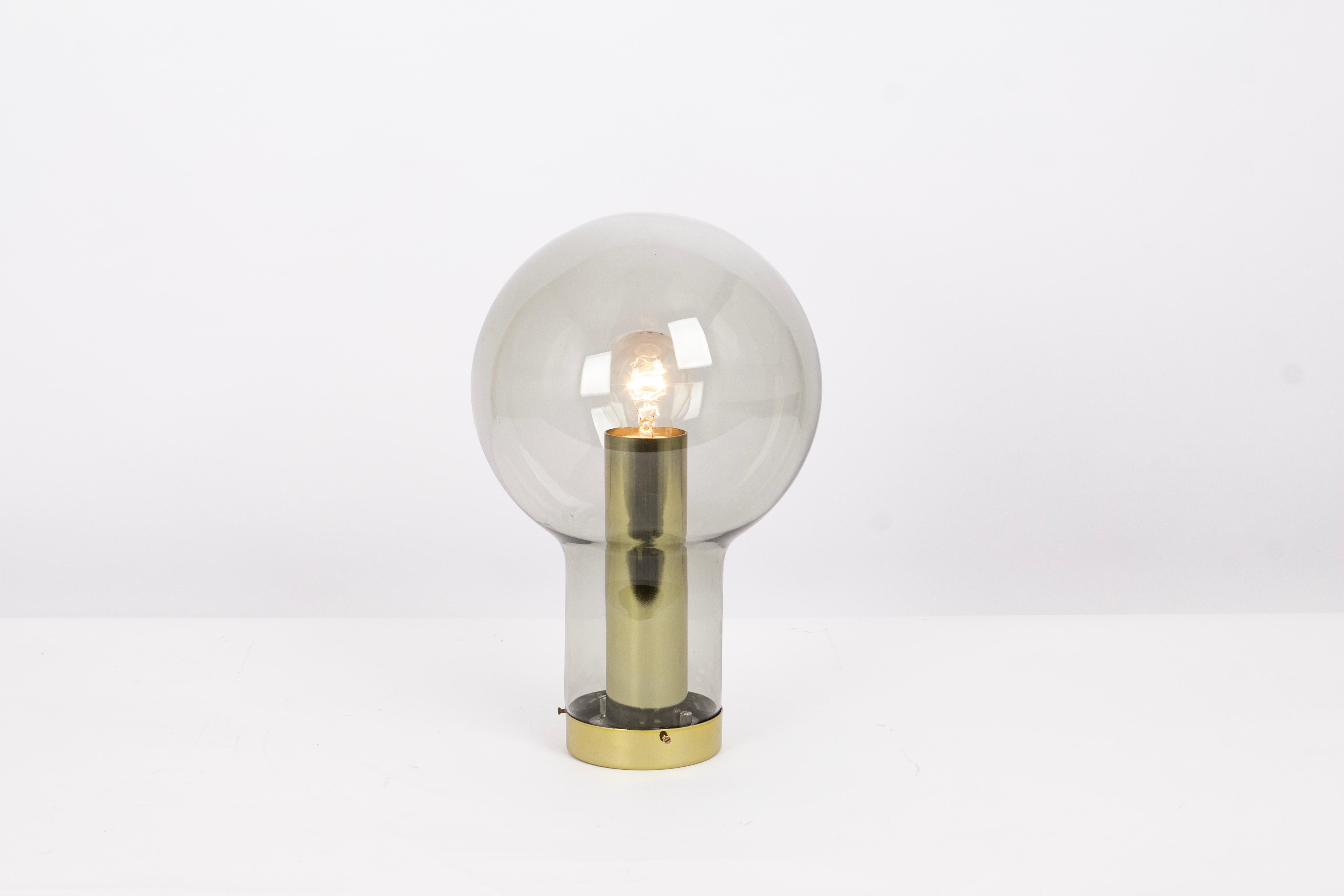 1 von 20 Maxi Bulb Flush mounts entworfen von Raak, Niederlande, 1970er Jahre.
Rauchglas in einer sehr schönen rauchigen braunen Farbe.

Hochwertig und in sehr gutem Zustand. Gereinigt, gut verkabelt und einsatzbereit. 

Jede Leuchte benötigt 1 x