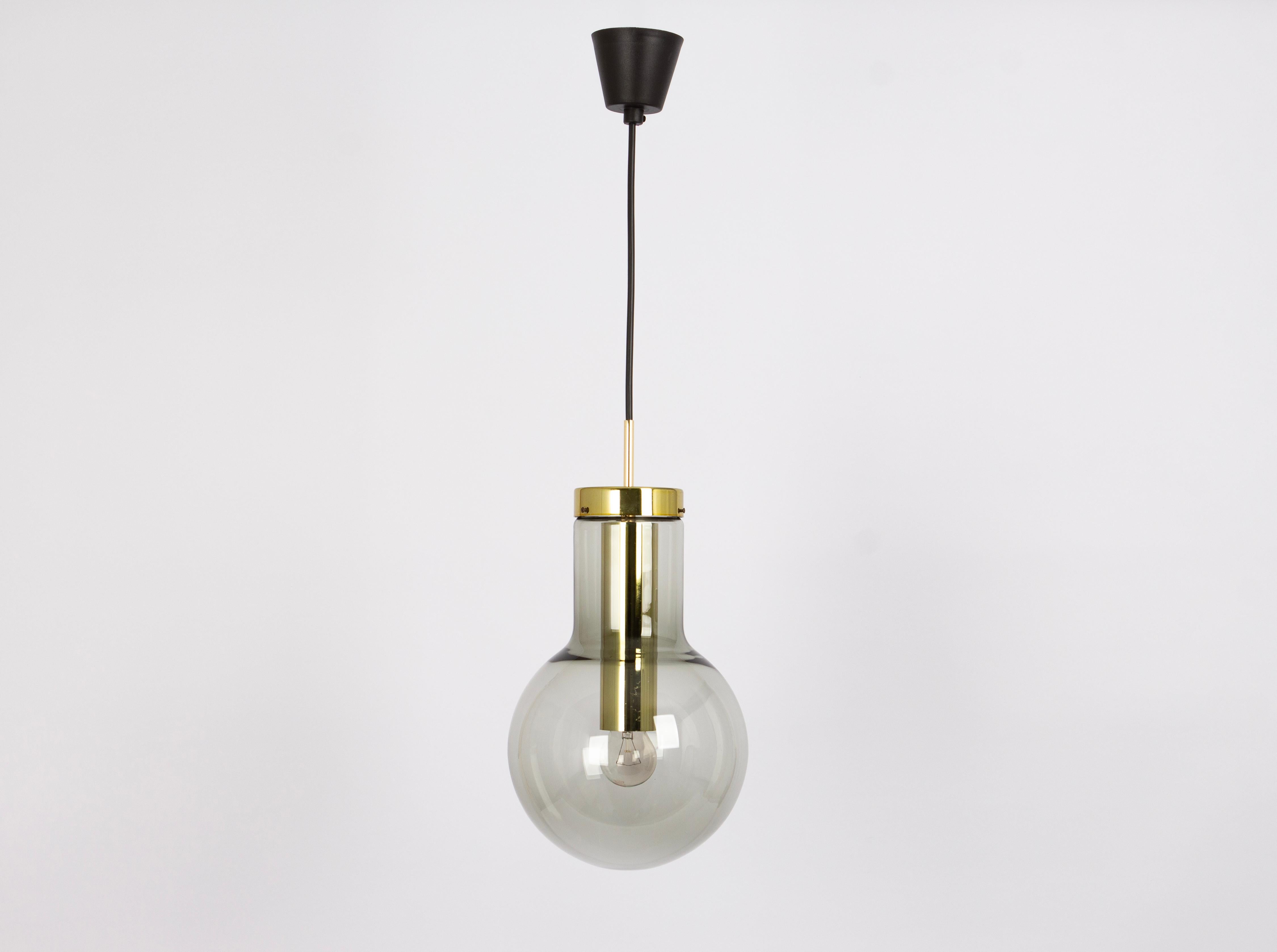 1 of 20 Maxi Bulb Pendant light designed by Raak, Netherlands, 1970s.
Smoked glass in a very beautiful smokey brown color.

High quality and in very good condition. Cleaned, well-wired and ready to use. 

Each fixture requires 1 x E27 Standard bulbs