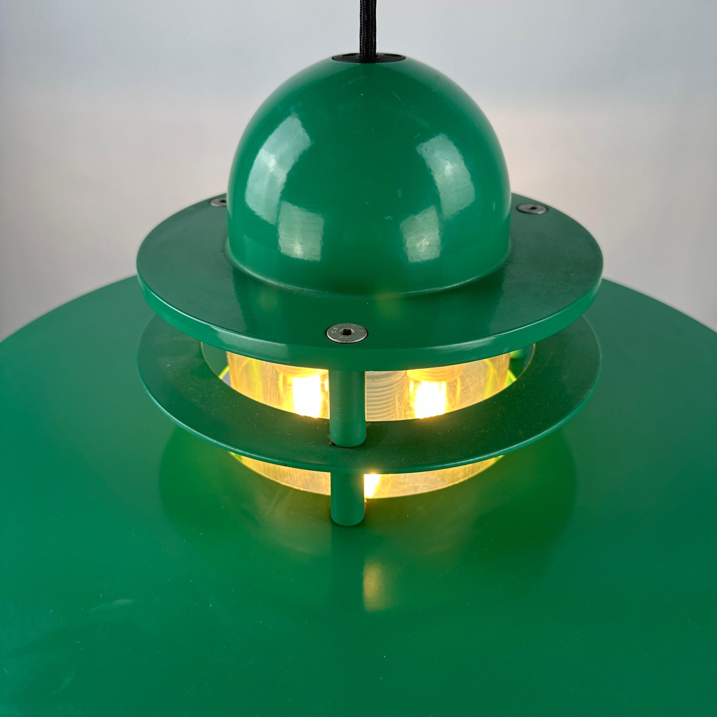 1 of 20 Louis Poulsen green pendant light Orbiter XL by Jens Møller Jensen In Excellent Condition For Sale In TERHEIJDEN, NB