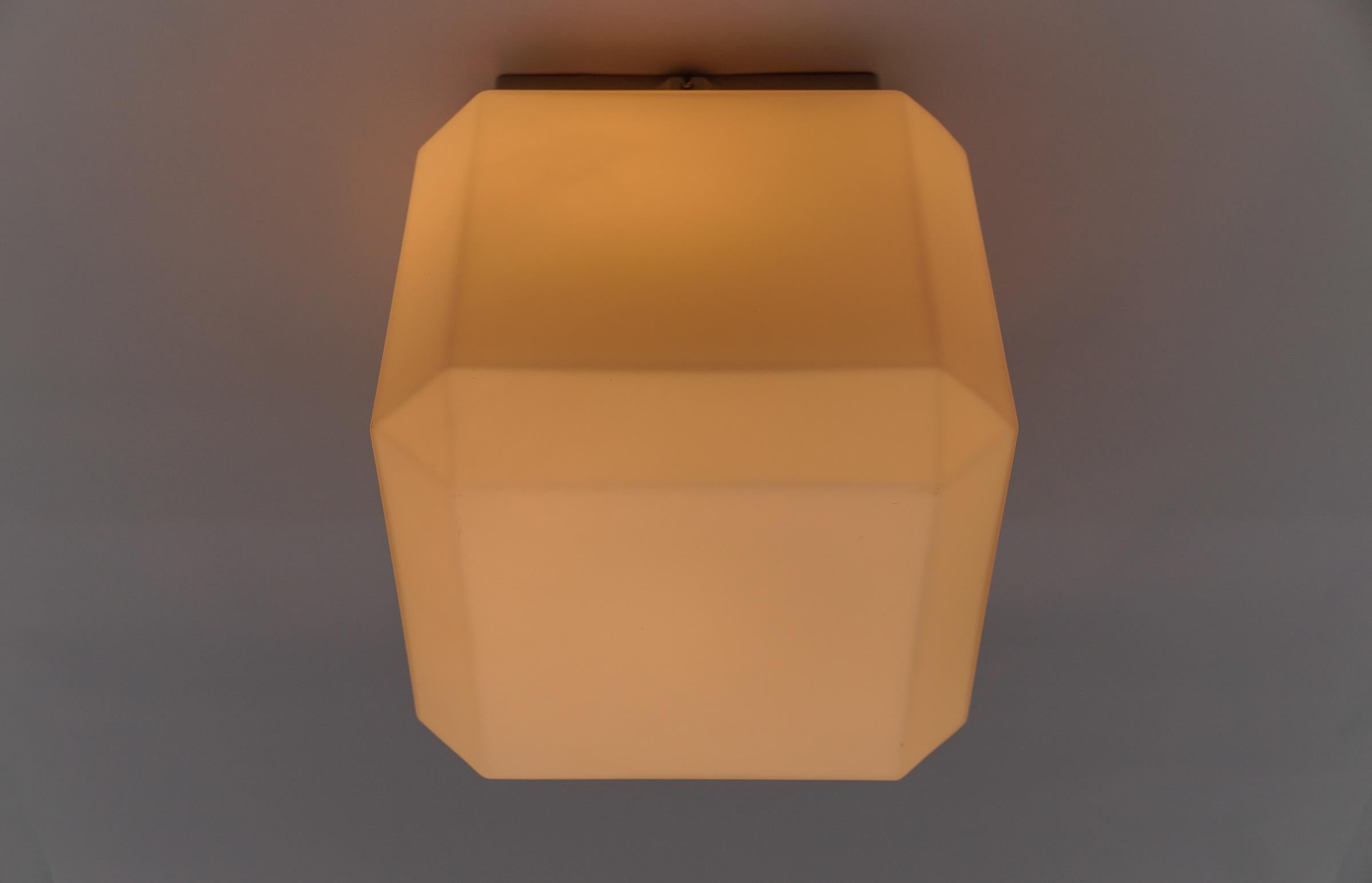 1. de 20 Cube en verre opalin, 1960 Allemagne en vente 4