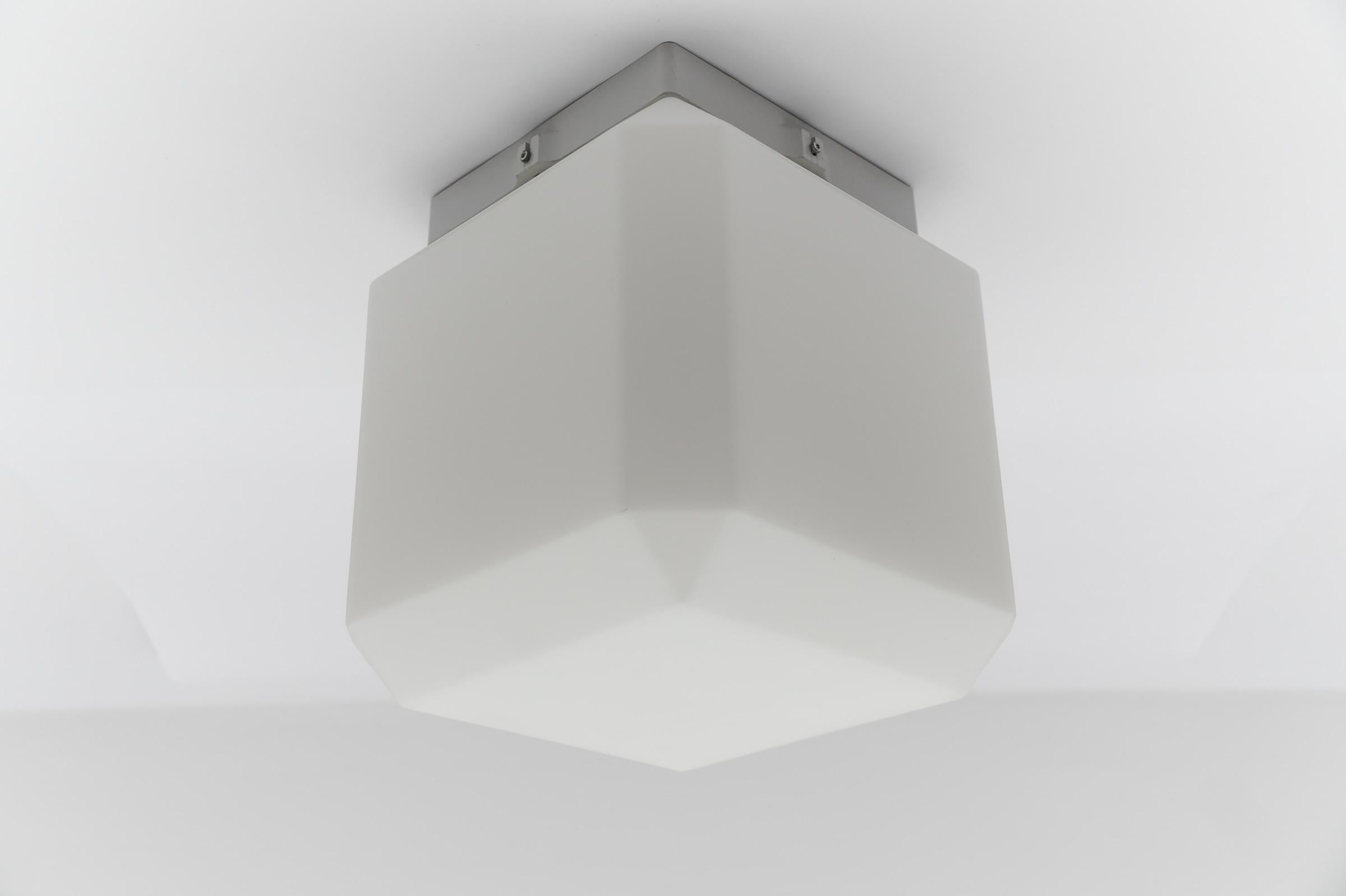 1. de 20 Cube en verre opalin, 1960 Allemagne

Le luminaire nécessite 1 ampoule standard E27 de 75W max.

Les ampoules ne sont pas incluses.

Il est possible d'installer ce luminaire dans tous les pays (États-Unis, Australie, Asie, Royaume-Uni,