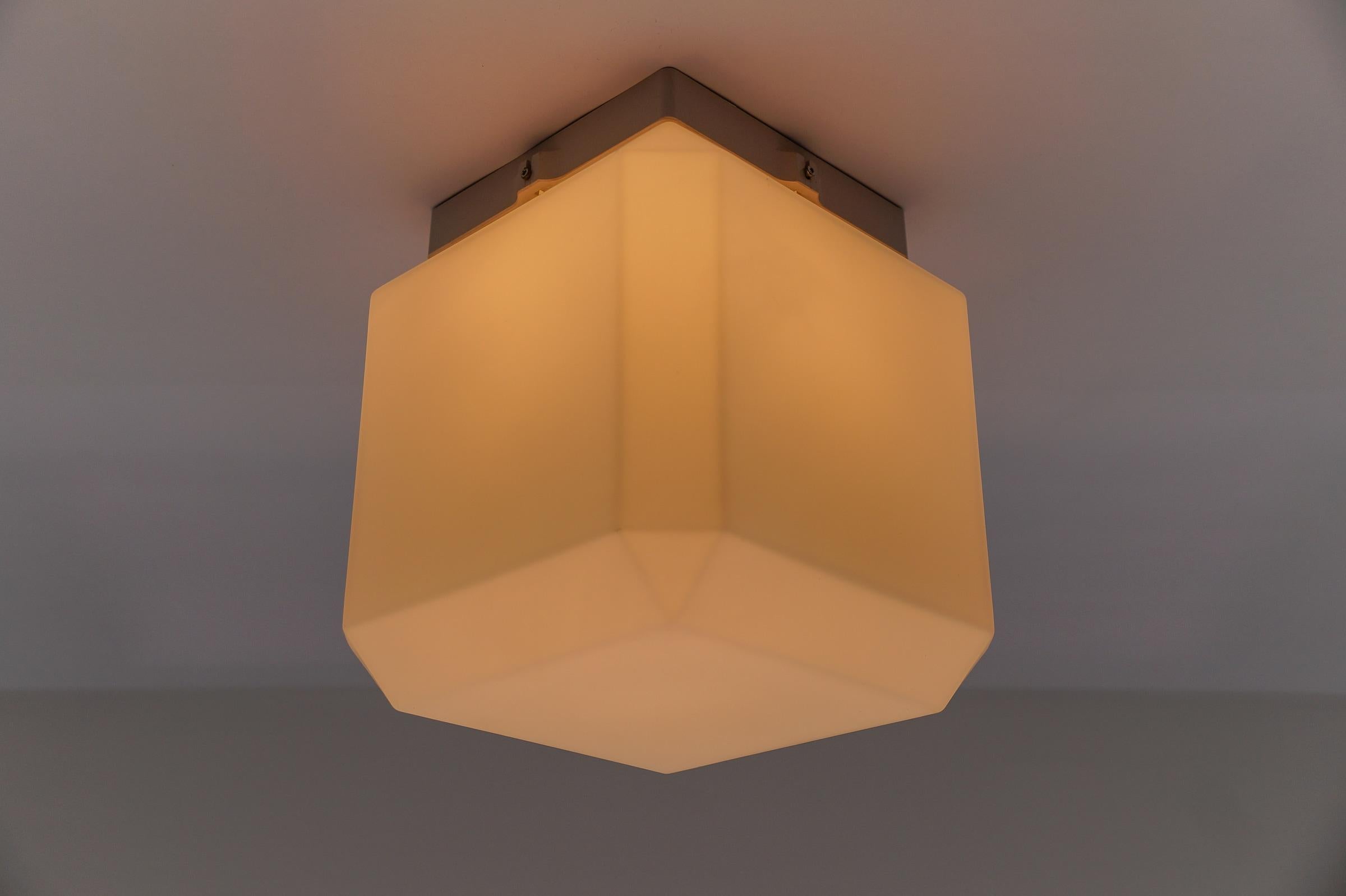 Mid-Century Modern 1. de 20 Cube en verre opalin, 1960 Allemagne en vente