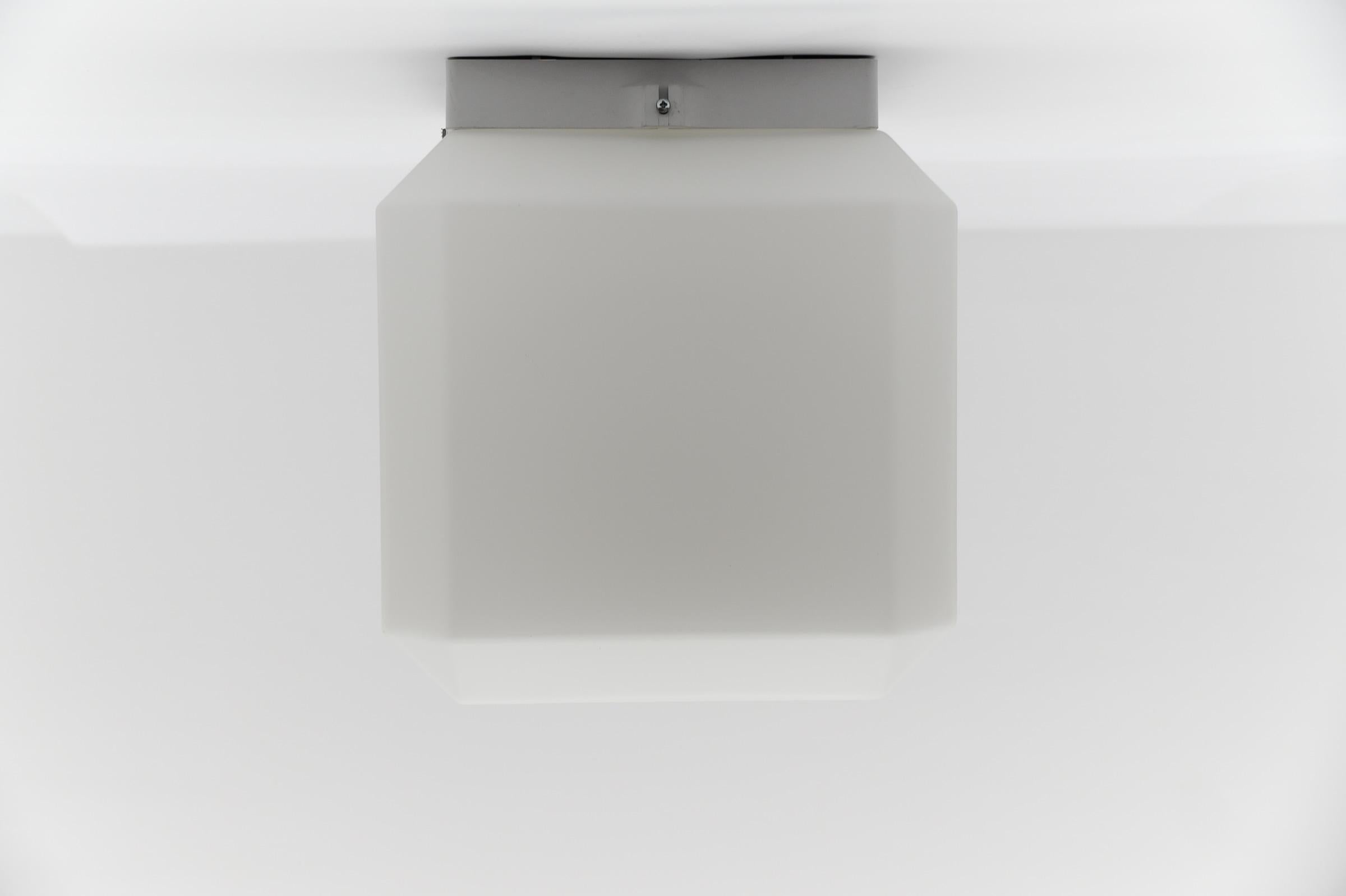 Milieu du XXe siècle 1. de 20 Cube en verre opalin, 1960 Allemagne en vente