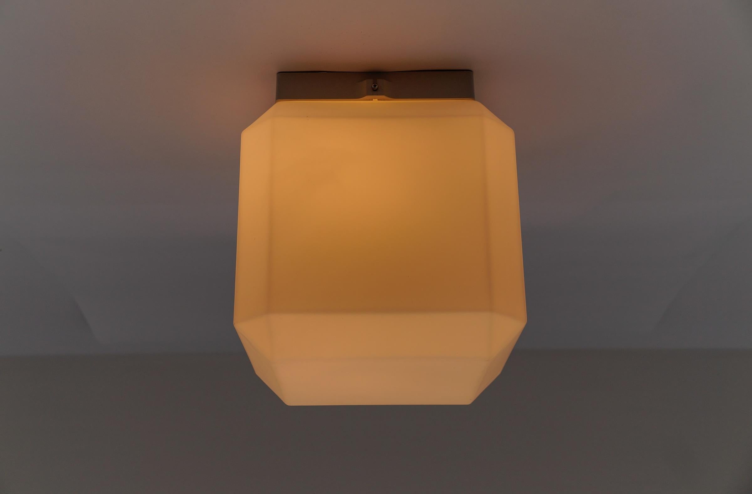 1. de 20 Cube en verre opalin, 1960 Allemagne en vente 2