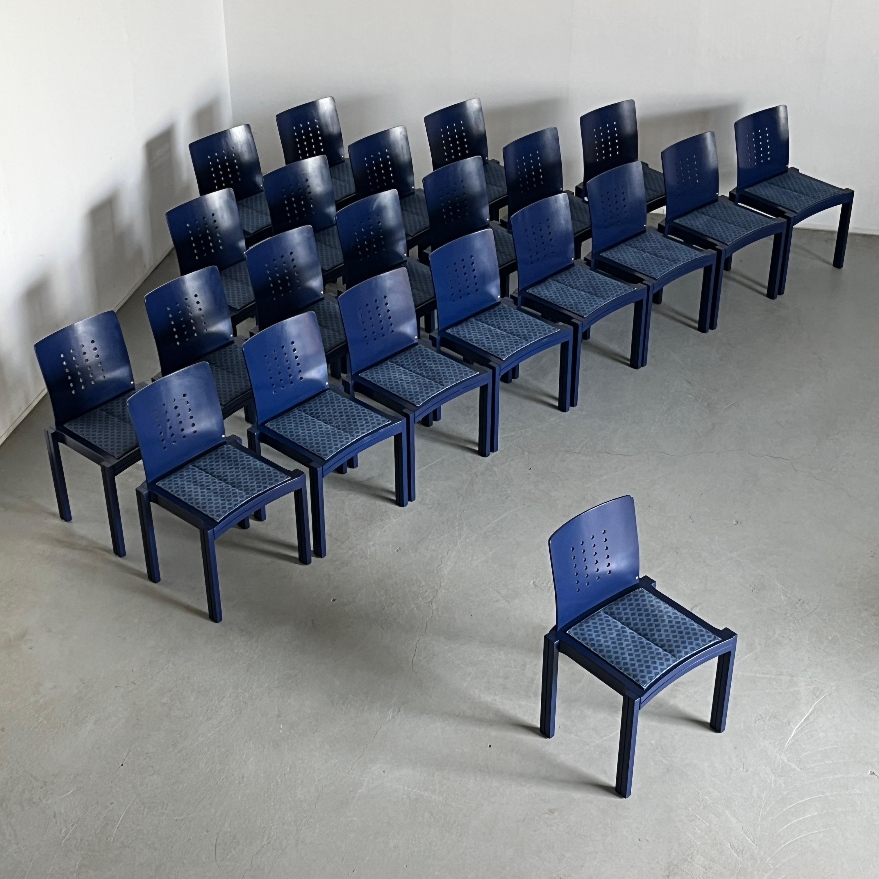 Außergewöhnlich seltene und sammelwürdige original Thonet Esszimmerstühle im postmodernen Memphis-Design. 
Bildhauerisch und geometrisch geformt.

Verkauft pro Stück.
Zwanzig Stück verfügbar.

Produziert von Thonet Wien im Jahr 1996.
Qualität