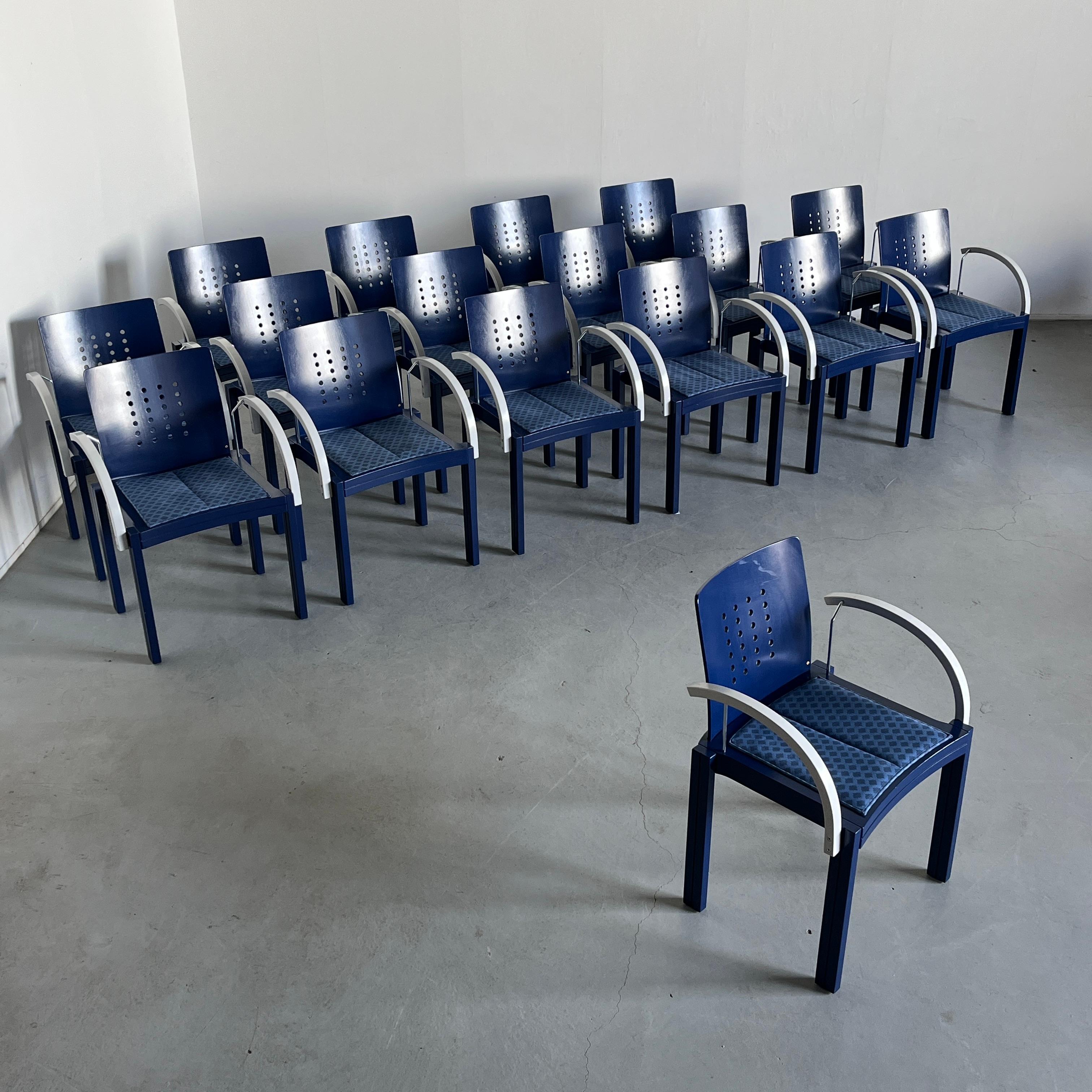 Außergewöhnlich seltene und sammelwürdige original Thonet Esszimmerstühle im postmodernen Memphis-Design. 
Bildhauerisch und geometrisch geformt.

Verkauft pro Stück.
Zwanzig Stück verfügbar.

Produziert von Thonet Wien im Jahr 1996.
Qualität