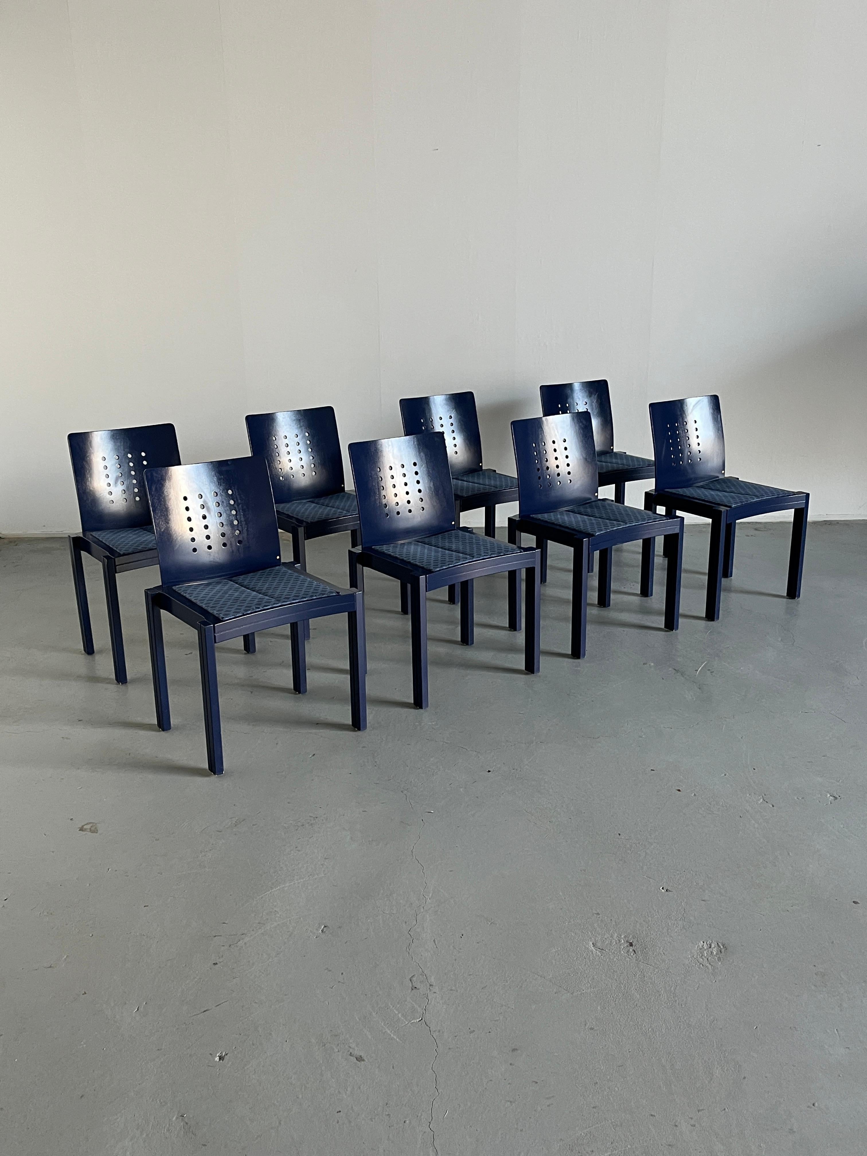 Postmoderne 1 des 20 chaises de salle à manger empilables signées Thonet Vienna de l'époque Memphis, années 90 en vente