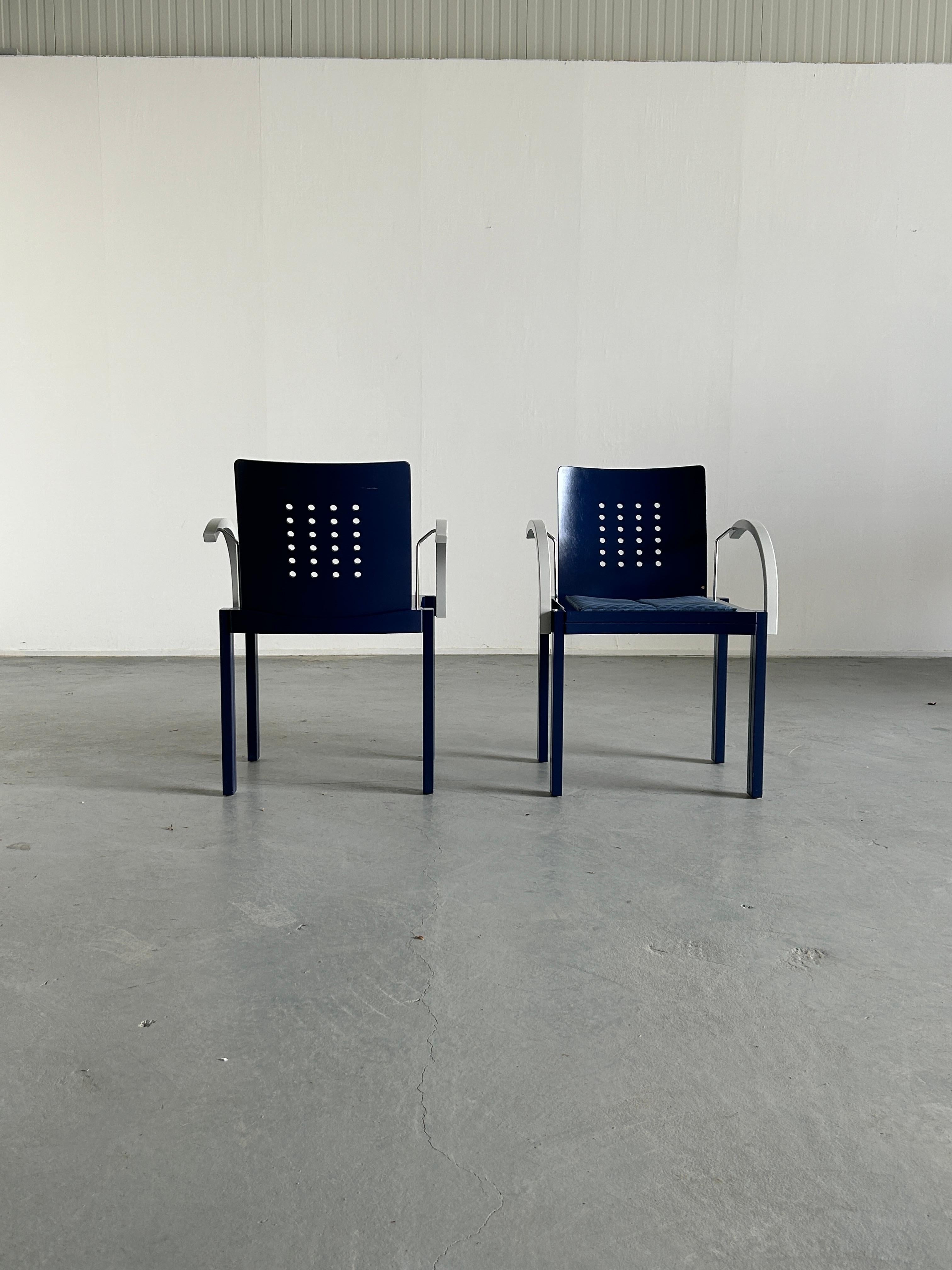 1 von 20 Postmoderne Memphis Ära Thonet Vienna Stackable Signed Dining Chairs, 90er Jahre im Zustand „Gut“ im Angebot in Zagreb, HR