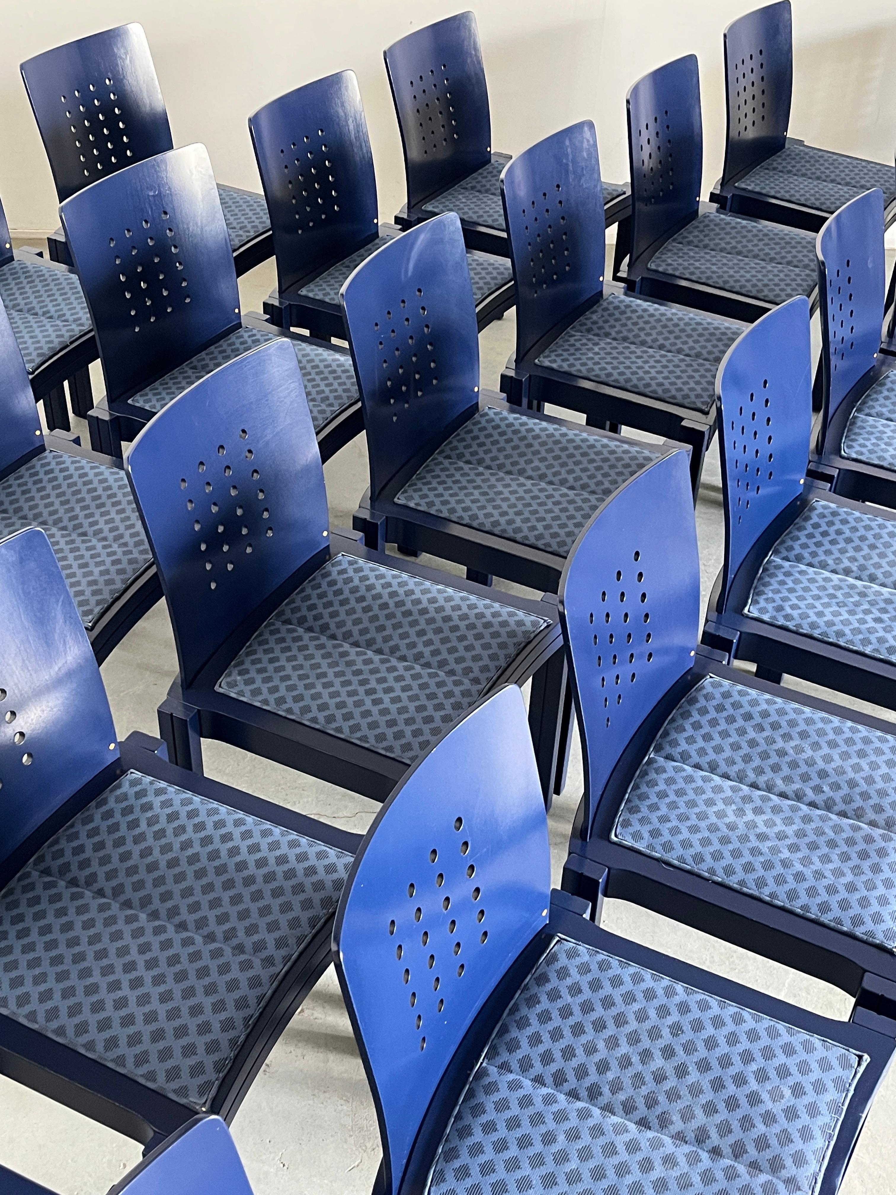 1 von 20 Postmoderne Memphis Ära Thonet Vienna Stackable Signed Dining Chairs, 90er Jahre im Zustand „Gut“ im Angebot in Zagreb, HR