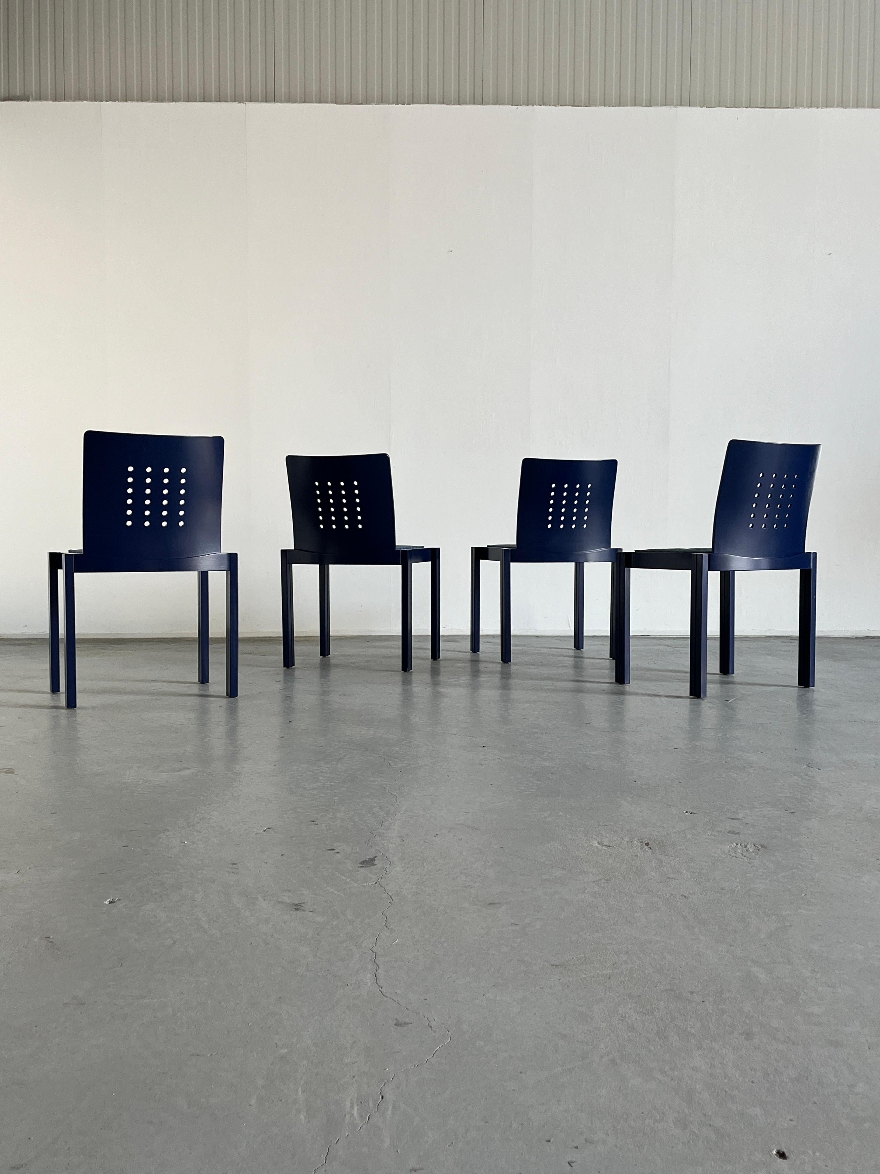 1 von 20 Postmoderne Memphis Ära Thonet Vienna Stackable Signed Dining Chairs, 90er Jahre (Ende des 20. Jahrhunderts) im Angebot