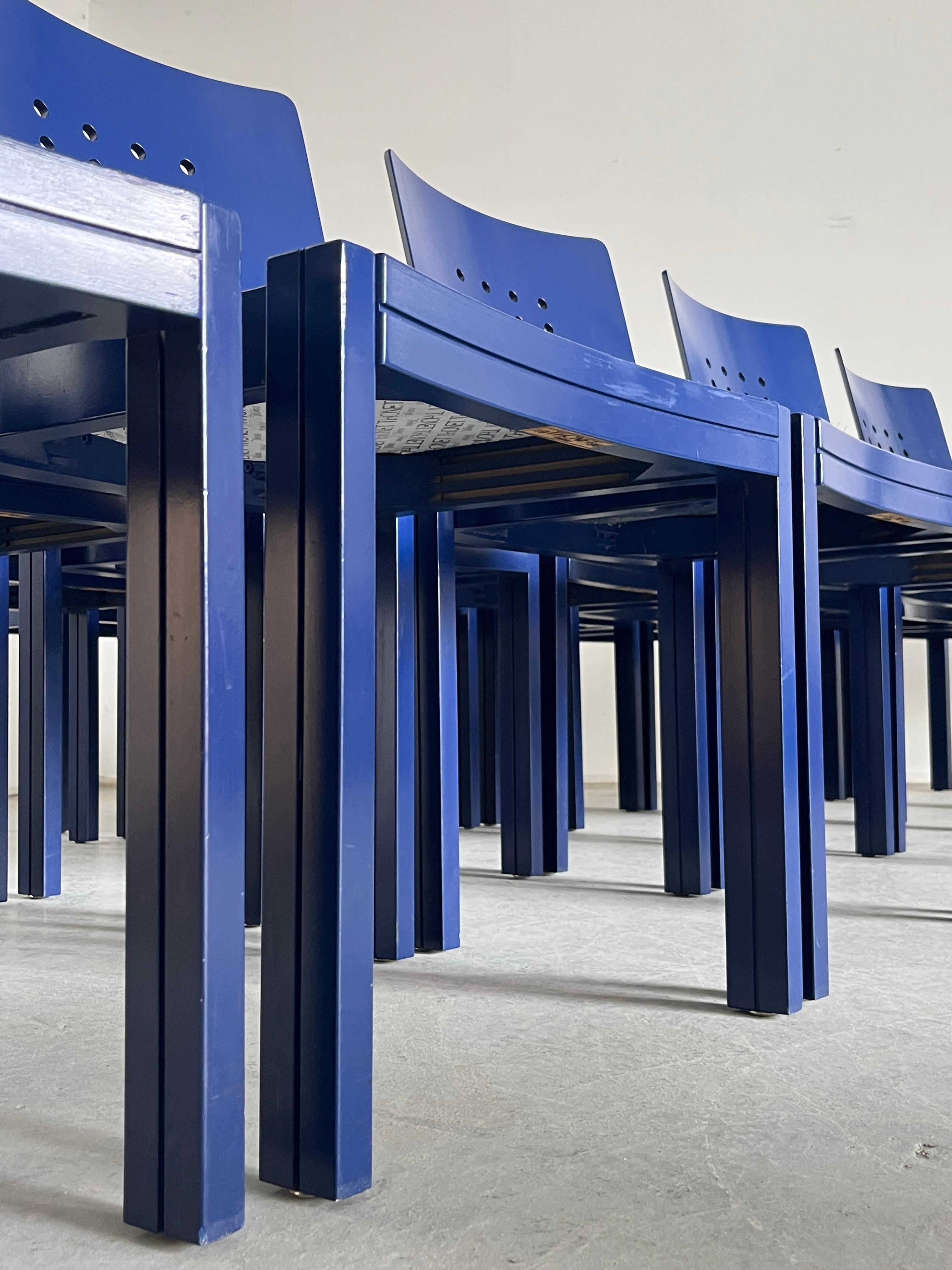 1 von 20 Postmoderne Memphis Ära Thonet Vienna Stackable Signed Dining Chairs, 90er Jahre (Ende des 20. Jahrhunderts) im Angebot