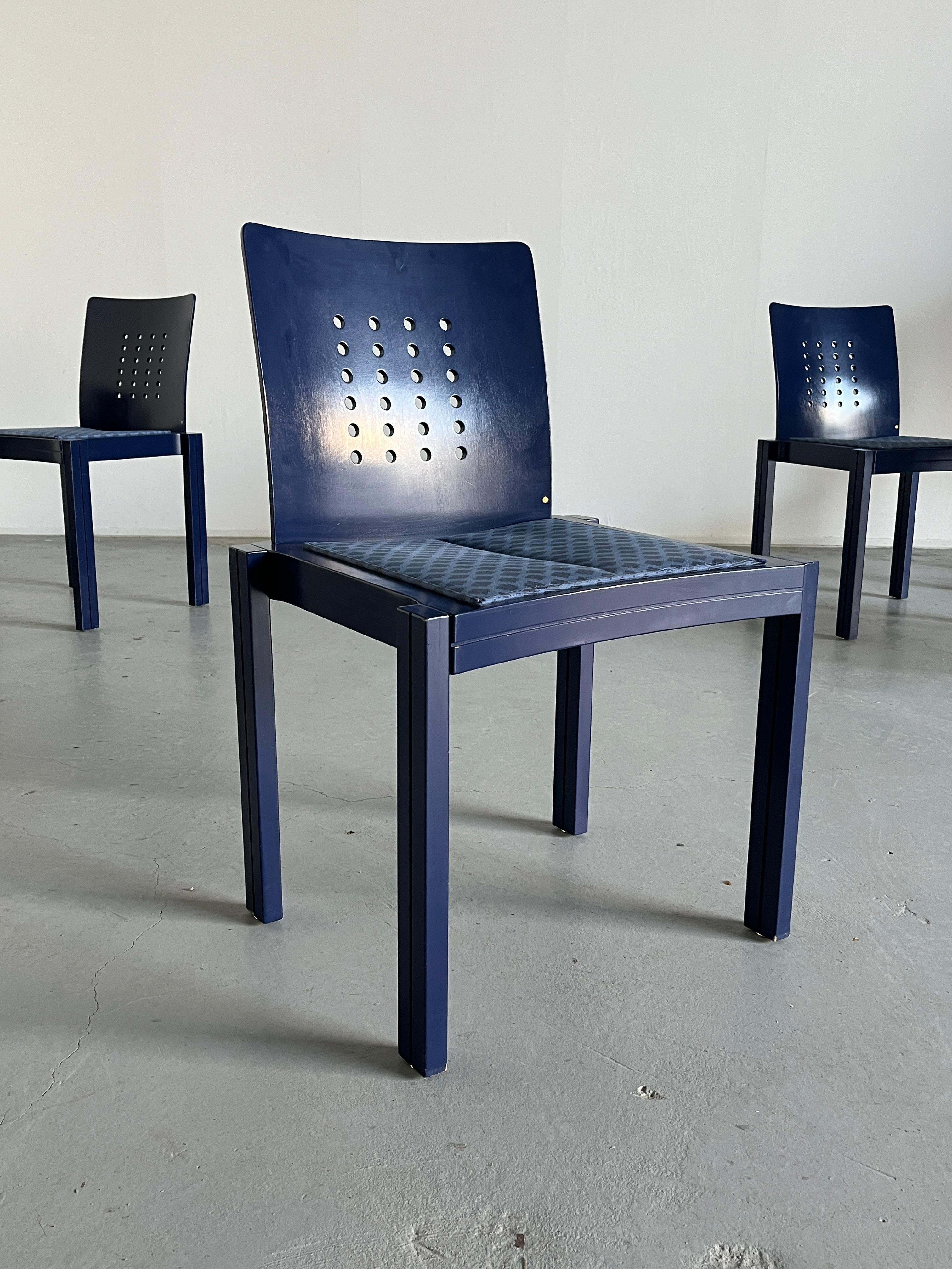 1 von 20 Postmoderne Memphis Ära Thonet Vienna Stackable Signed Dining Chairs, 90er Jahre (Metall) im Angebot