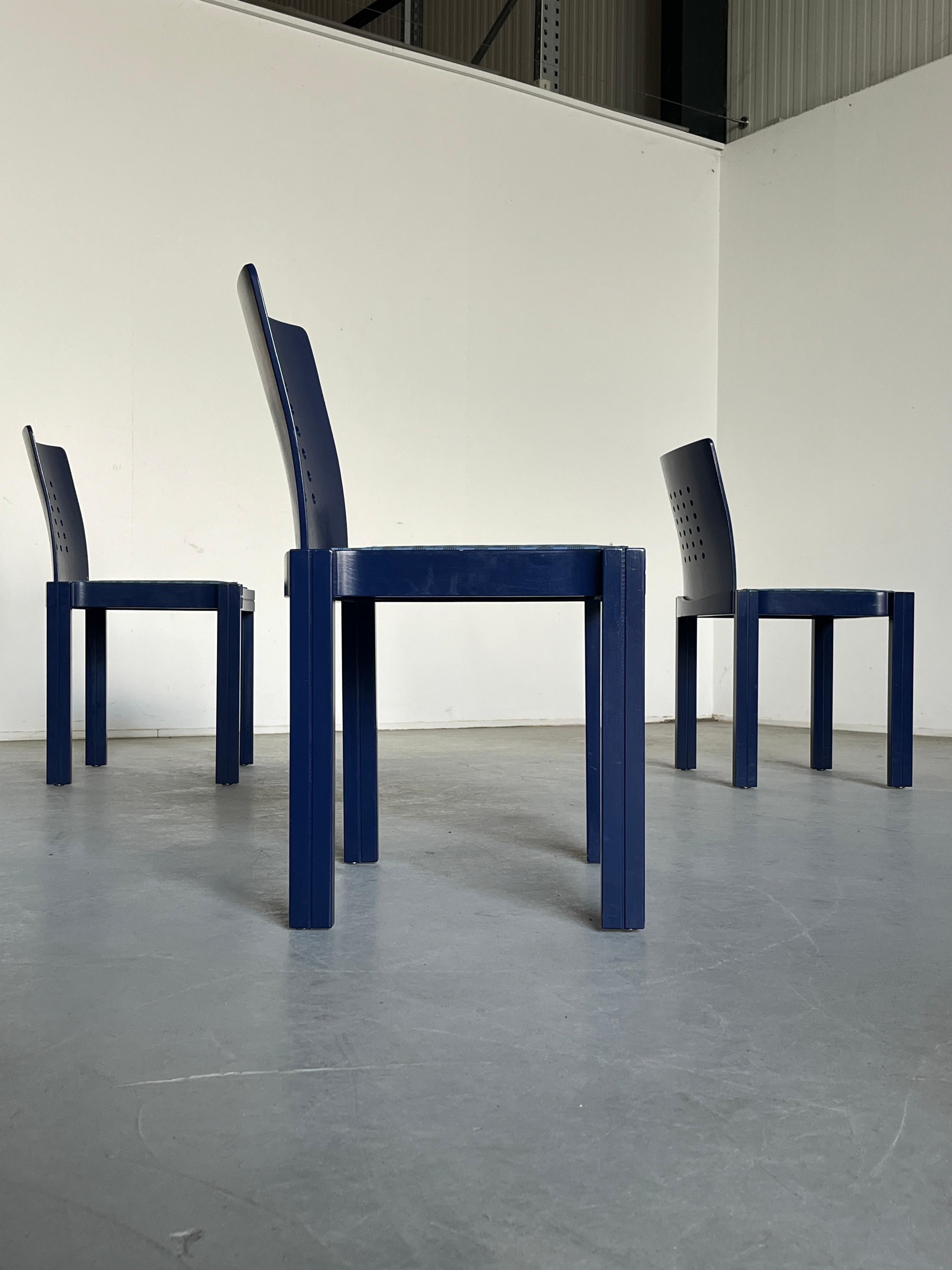 1 von 20 Postmoderne Memphis Ära Thonet Vienna Stackable Signed Dining Chairs, 90er Jahre (Metall) im Angebot